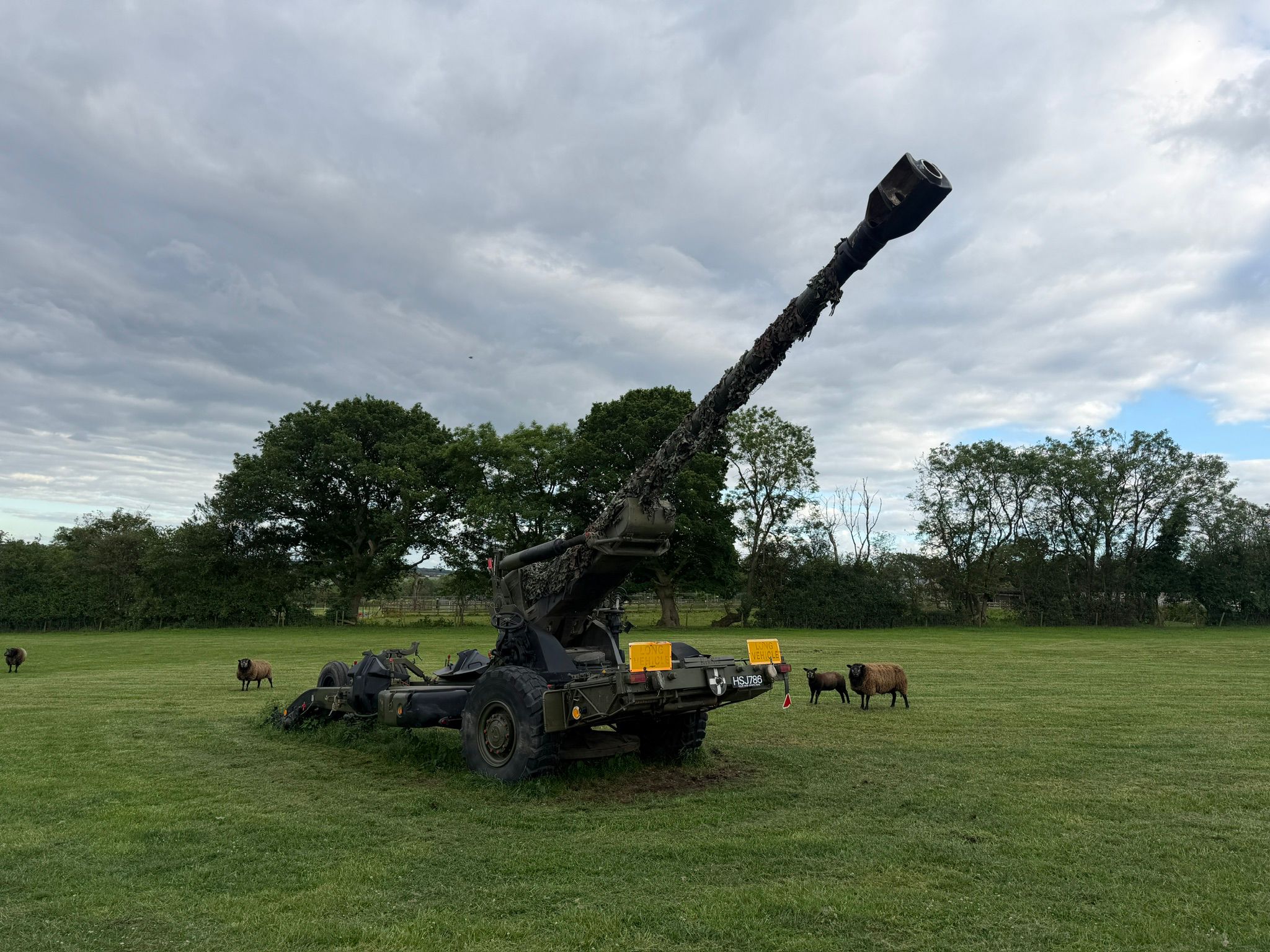 1979 VICKERS FH70 SELF PROPELLED TOWBEHIND FIELD GUN