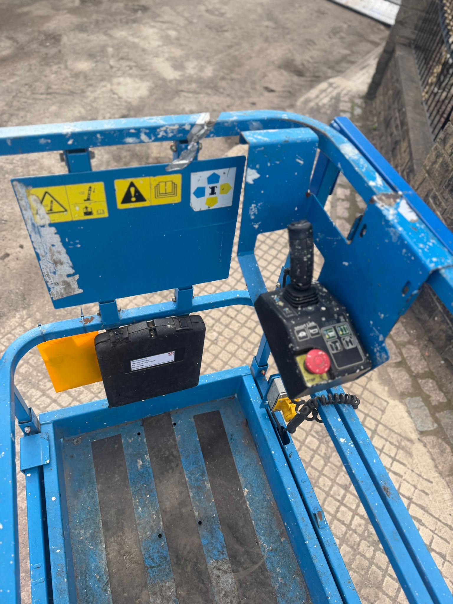 2012 Genie scissor lift for sale in Pilsley, Chesterfield — photo 6