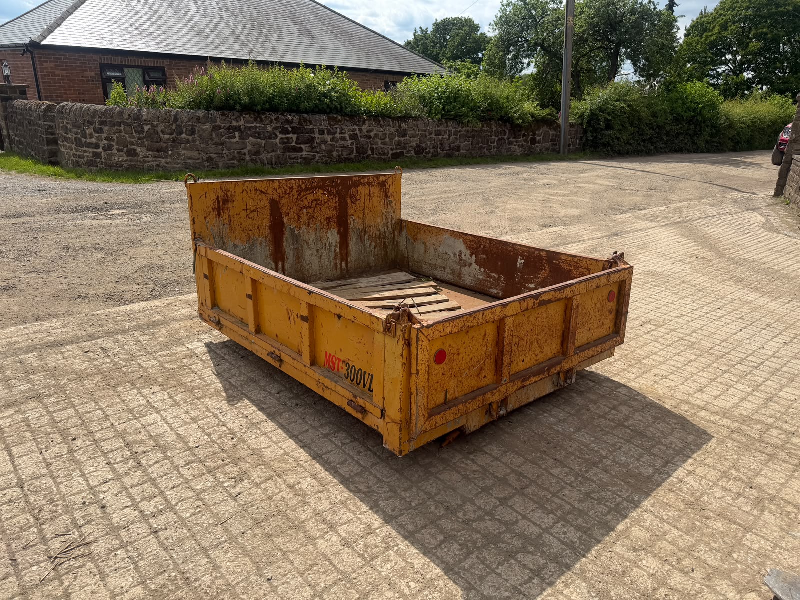 MOROOKA MST-300VD TRACKED DUMPER SKIP