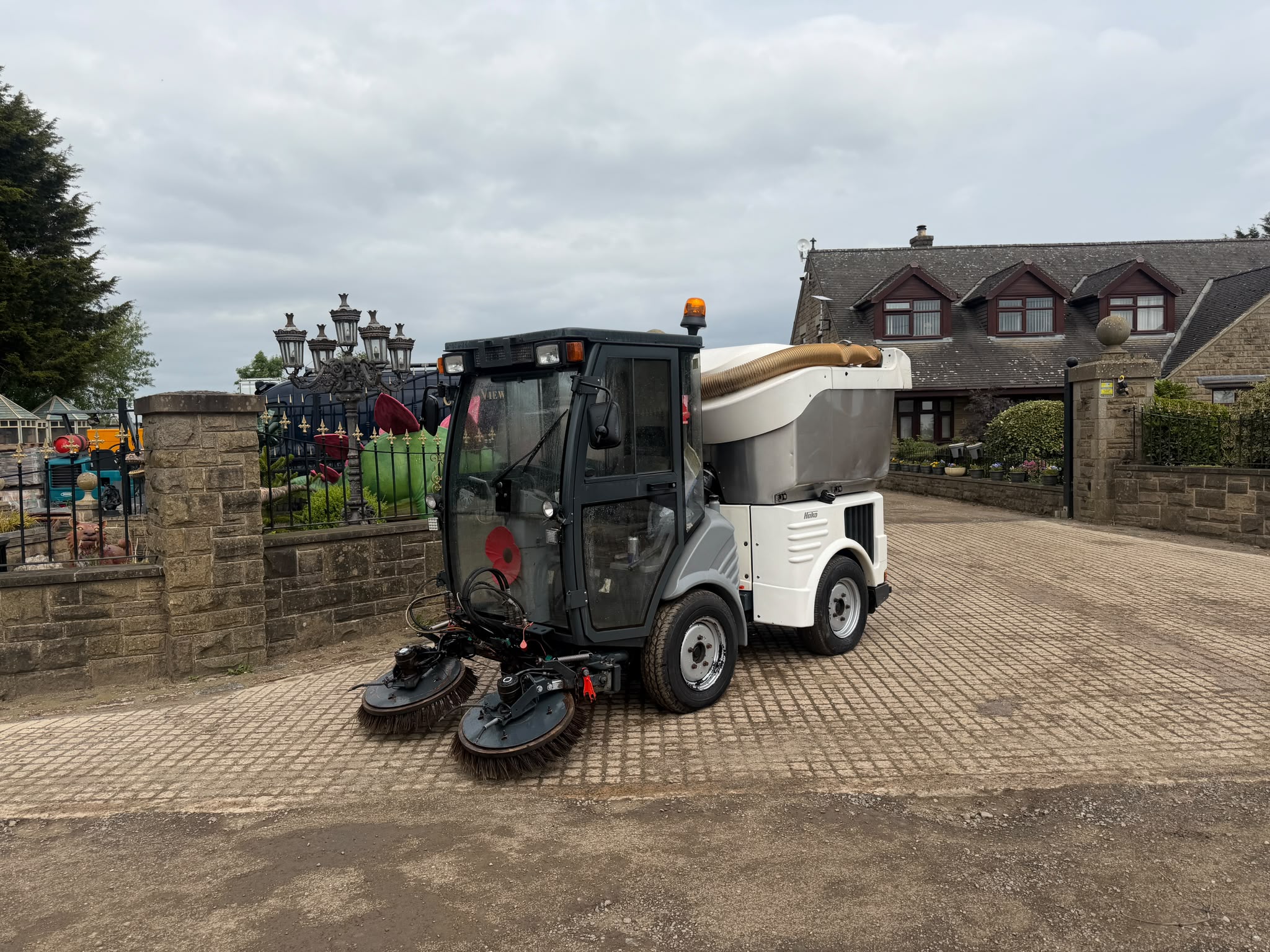 2011 HAKO CITYMASTER 1200 RIDE ON ROAD SWEEPER