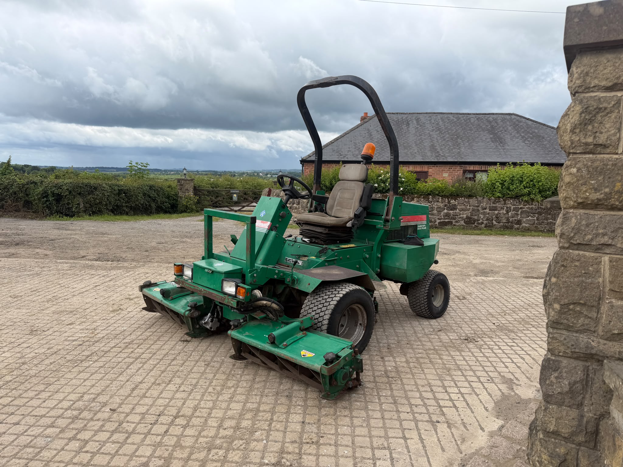 RANSOMES PARKWAY 2250 PLUS 4WD 3 GANG CYLINDER MOWER