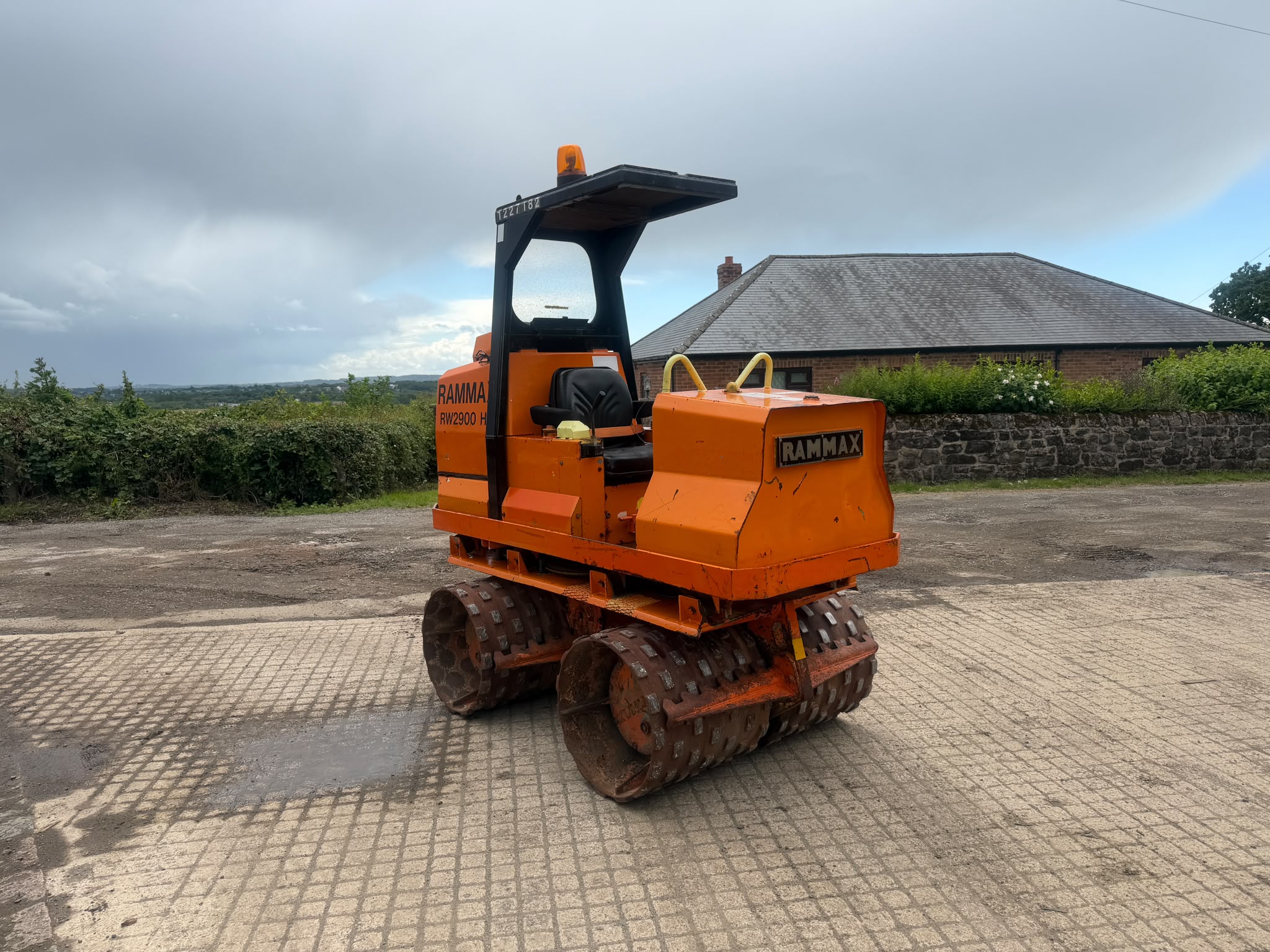 RAMMAX RW2900-HF 1000MM DIESEL RIDE ON TRENCH ROLLER