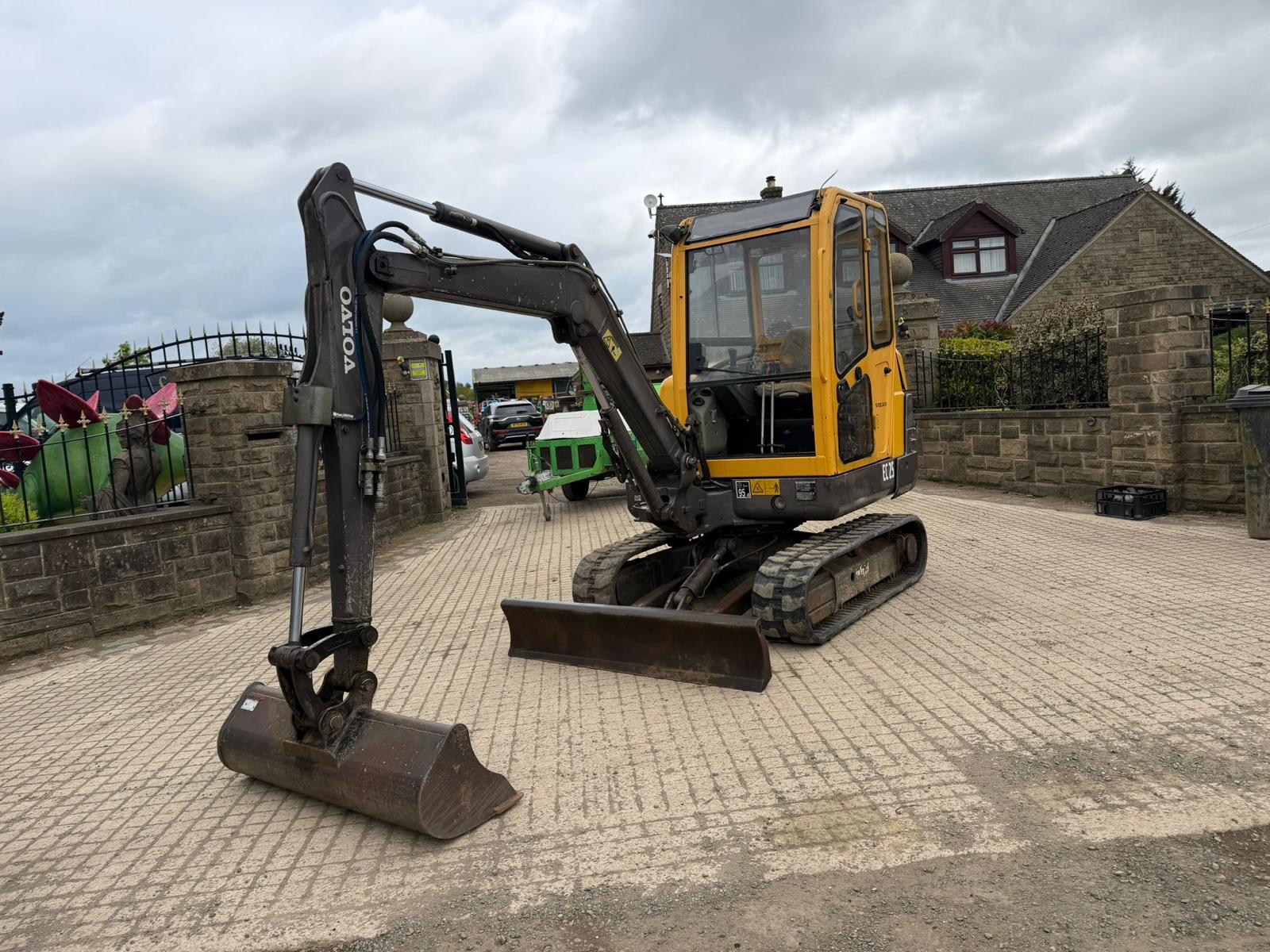 2004 VOLVO EC25 MINI EXCAVATOR