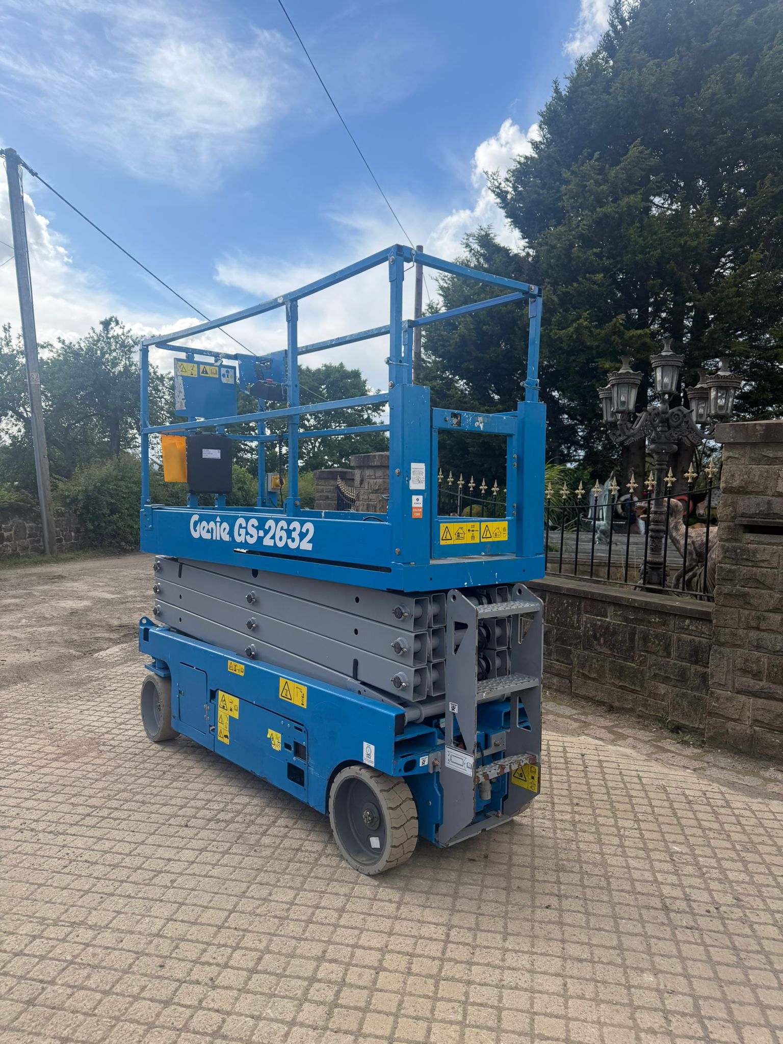 2012 Genie scissor lift for sale in Pilsley, Chesterfield — photo 7