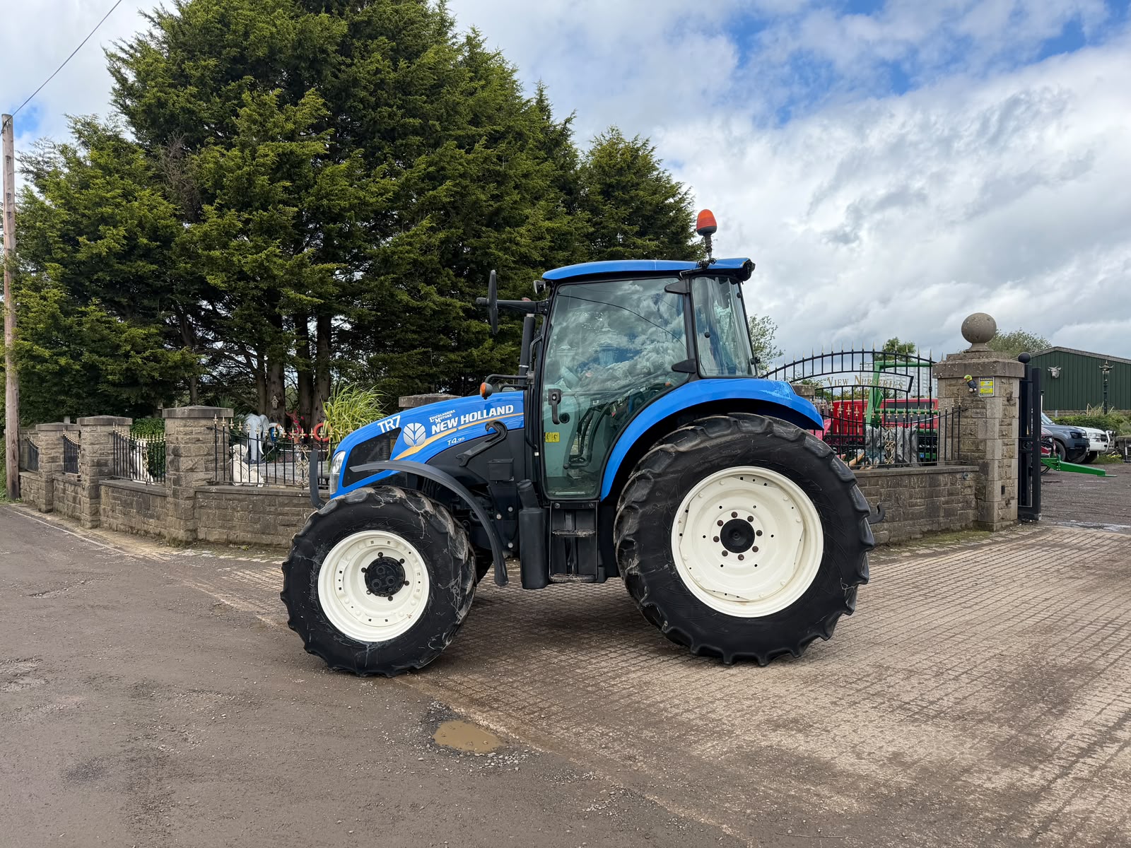 2016 New Holland tractor for sale in Pilsley, Chesterfield — photo 9