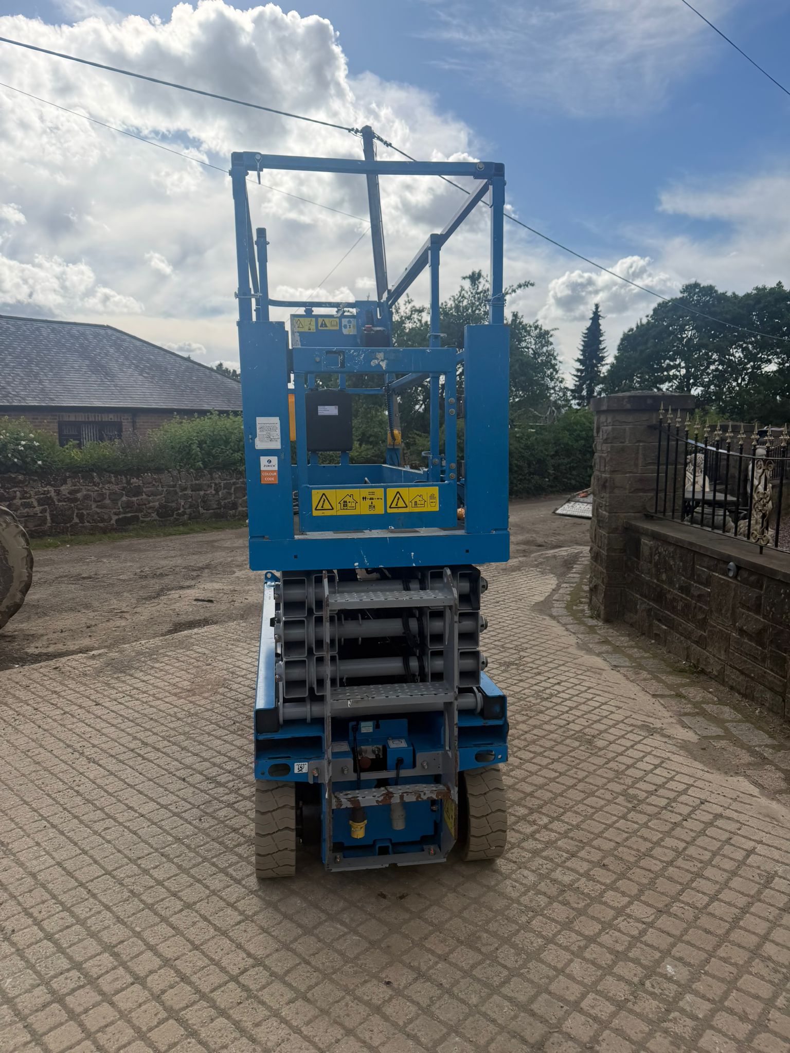 2012 Genie scissor lift for sale in Pilsley, Chesterfield — photo 8