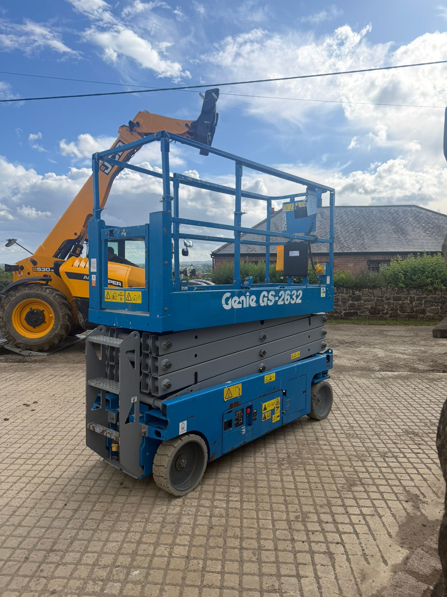 2012 Genie scissor lift for sale in Pilsley, Chesterfield — photo 3