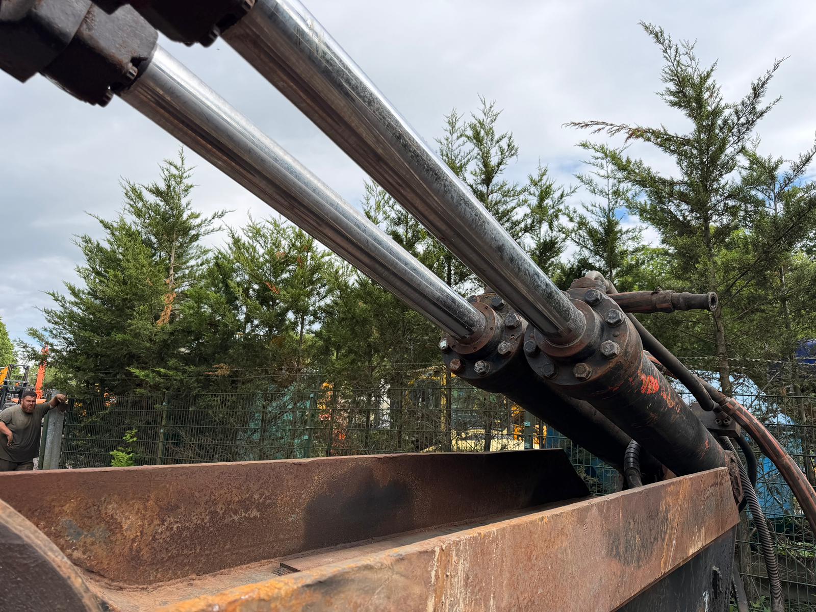 HYDRAULIC 70 TON EXCAVATOR METAL SHEAR excavator for sale in Pilsley, Chesterfield — photo 2