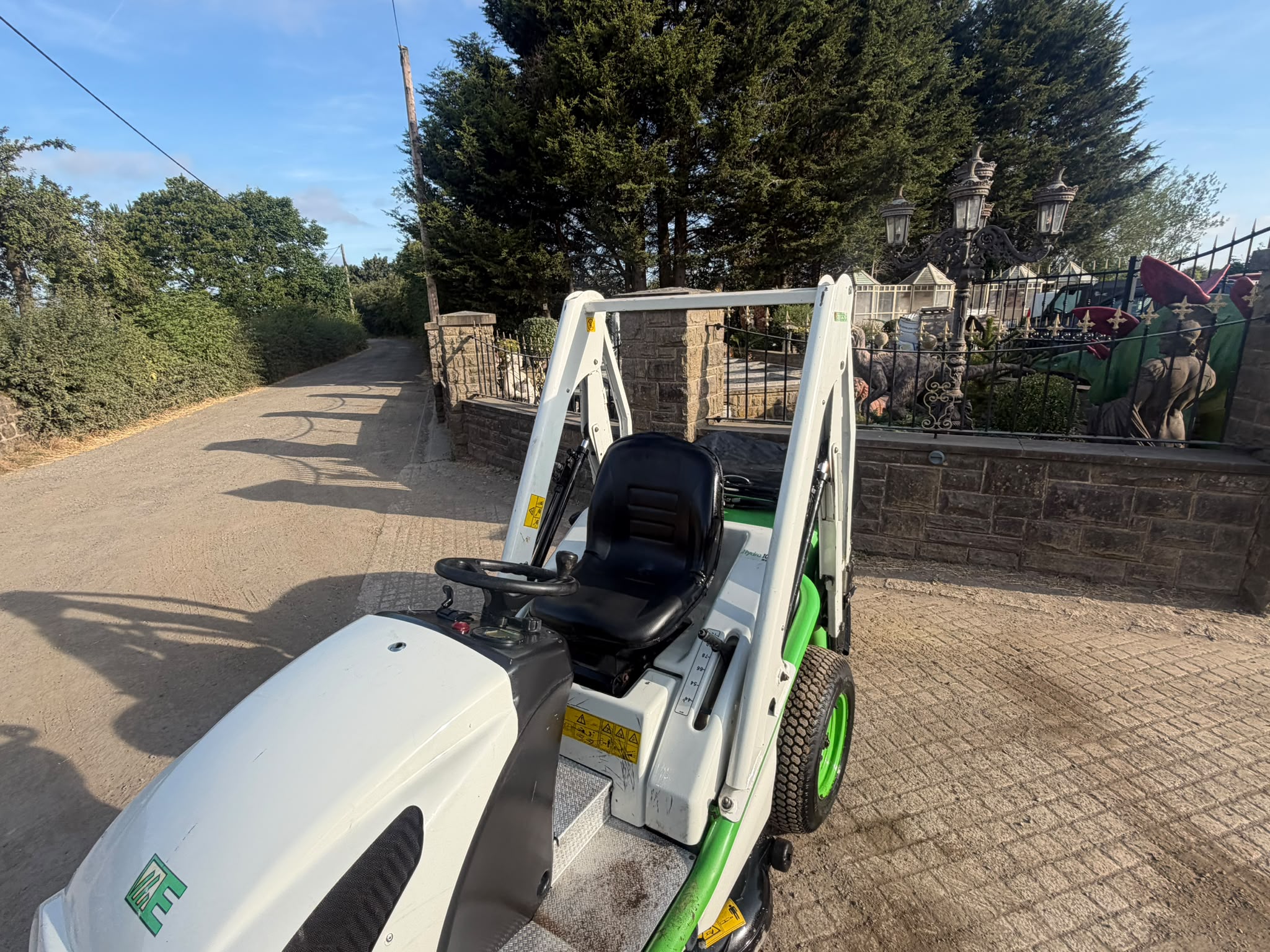 ETESIA BLHP HYDRO-100D RIDE ON LAWN MOWER HIGH TIP COLLECTOR mower for sale in Pilsley, Chesterfield — photo 5