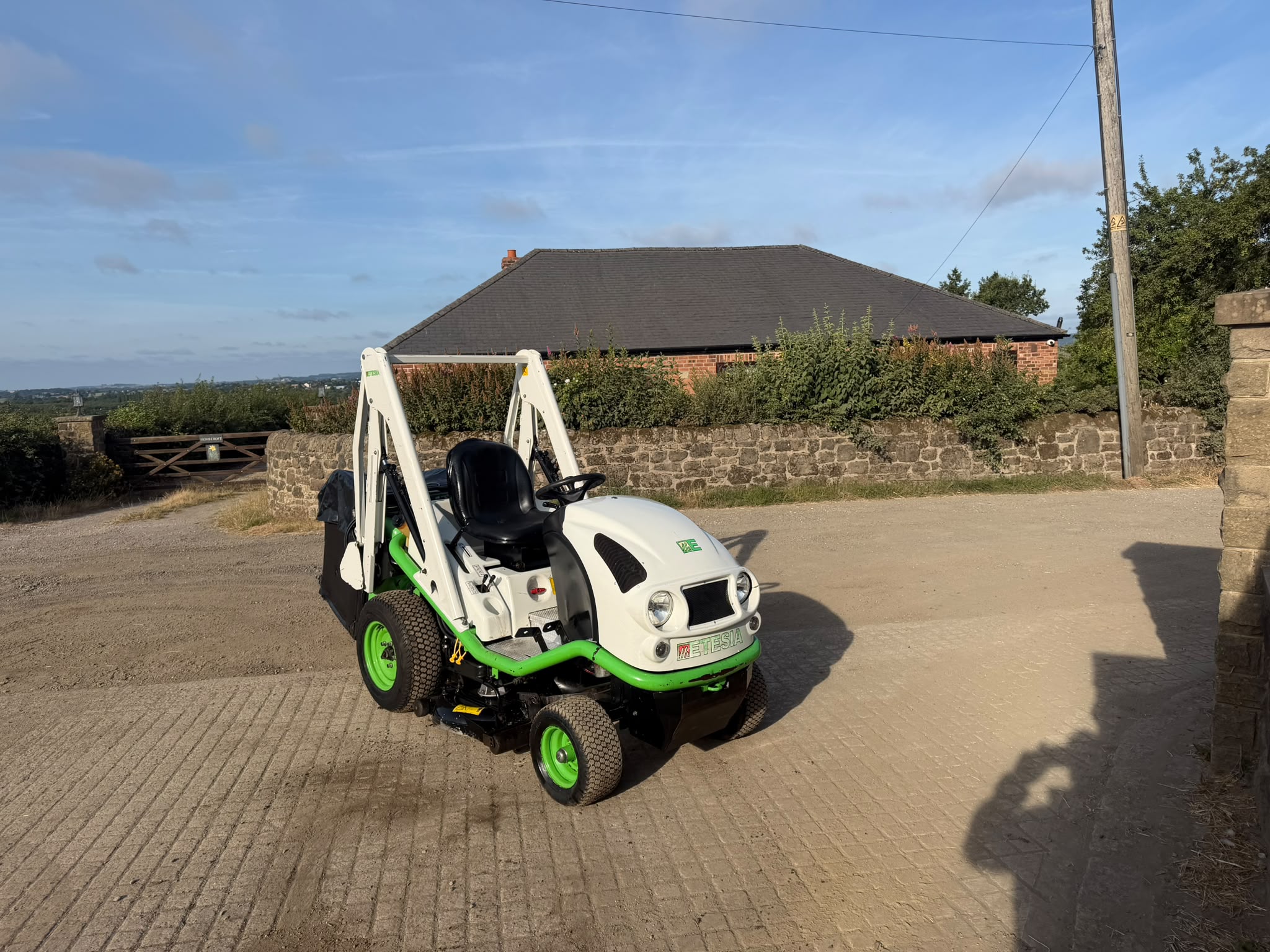 ETESIA BLHP HYDRO-100D RIDE ON LAWN MOWER HIGH TIP COLLECTOR mower for sale in Pilsley, Chesterfield — photo 9