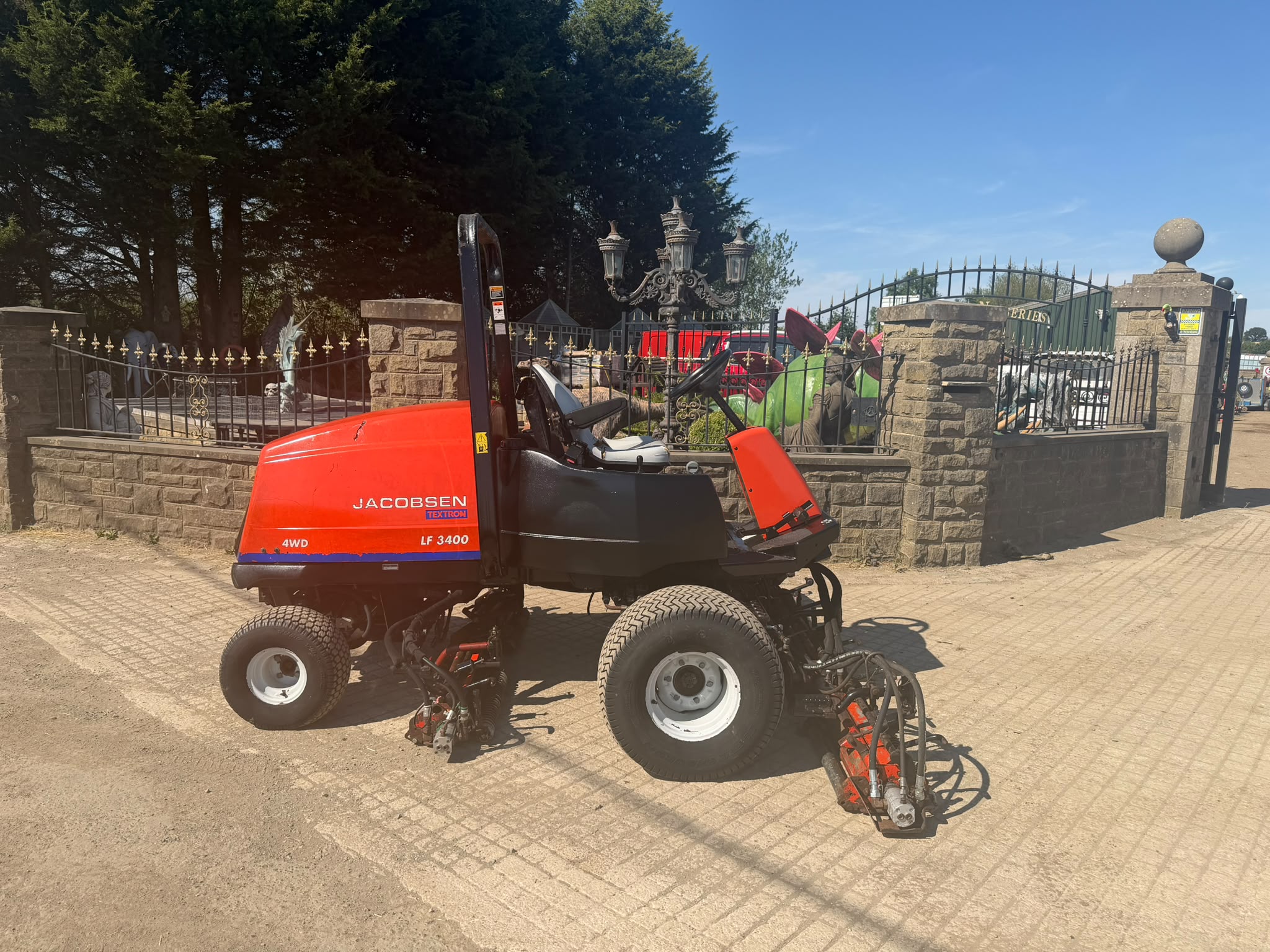 JACOBSEN FAIRWAY LF3400 4WD 5 GANG RIDE ON CYLINDER MOWER mower for sale in Pilsley, Chesterfield — photo 8