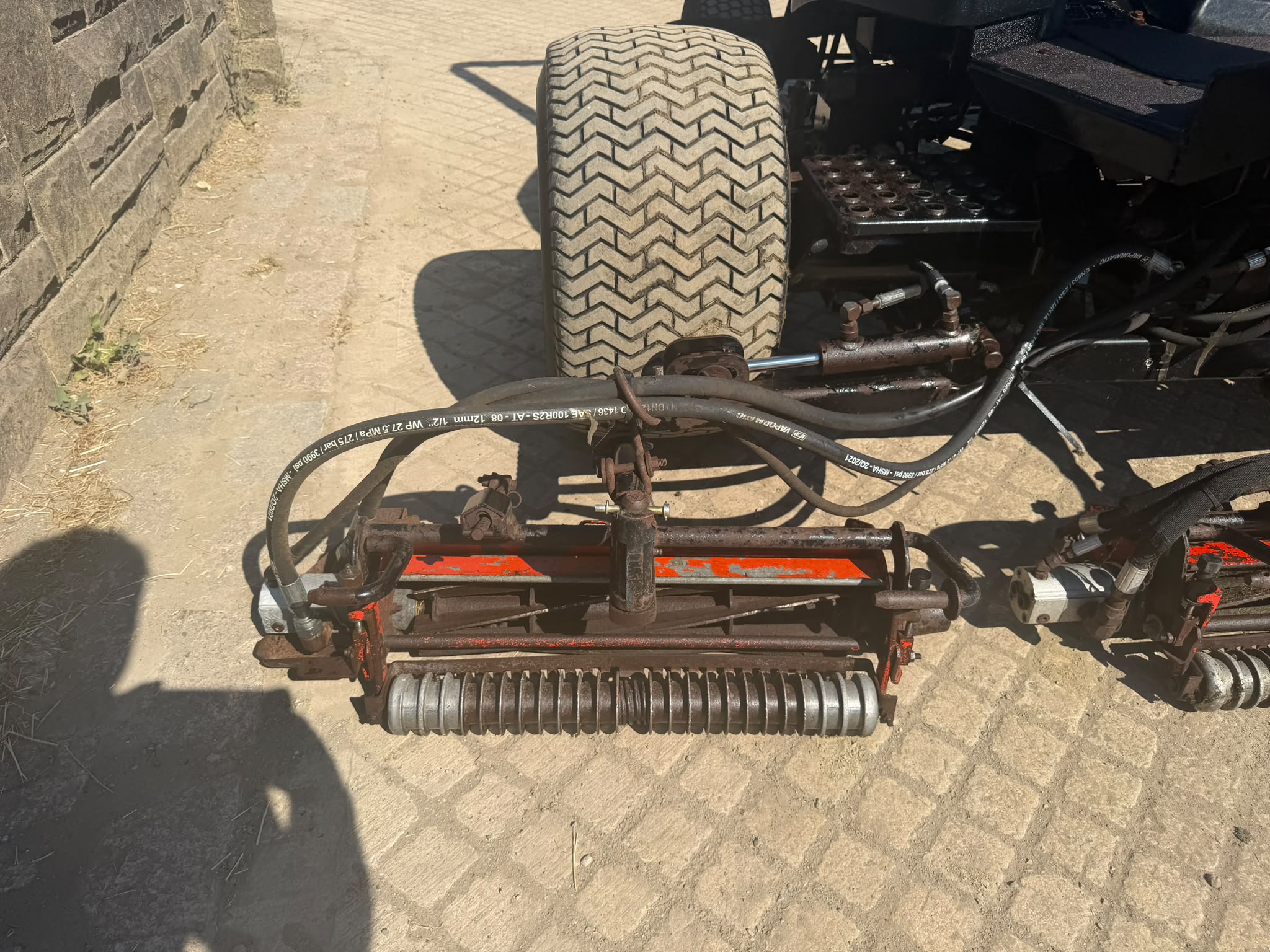 JACOBSEN FAIRWAY LF3400 4WD 5 GANG RIDE ON CYLINDER MOWER mower for sale in Pilsley, Chesterfield — photo 5