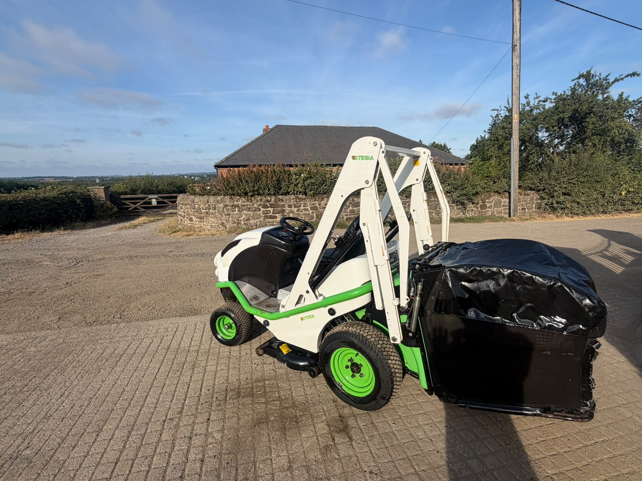 ETESIA BLHP HYDRO-100D RIDE ON LAWN MOWER HIGH TIP COLLECTOR mower for sale in Pilsley, Chesterfield — photo 10