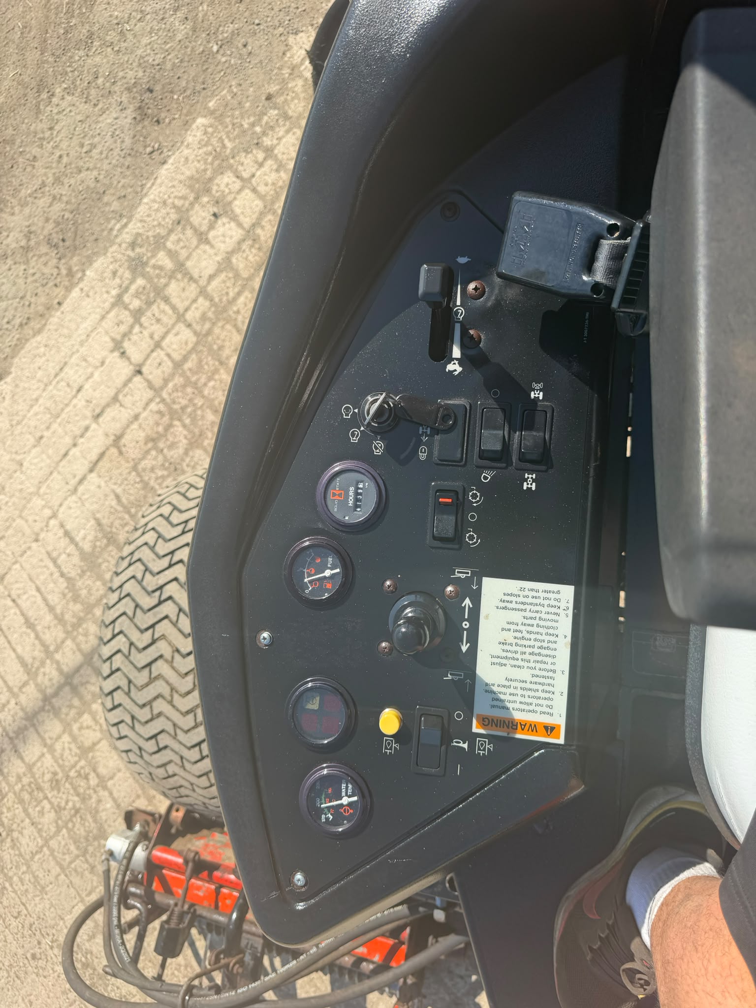 JACOBSEN FAIRWAY LF3400 4WD 5 GANG RIDE ON CYLINDER MOWER mower for sale in Pilsley, Chesterfield — photo 3