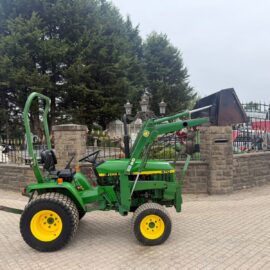 JOHN DEERE 670 4WD COMPACT TRACTOR WITH FRONT LOADER AND BUCKET