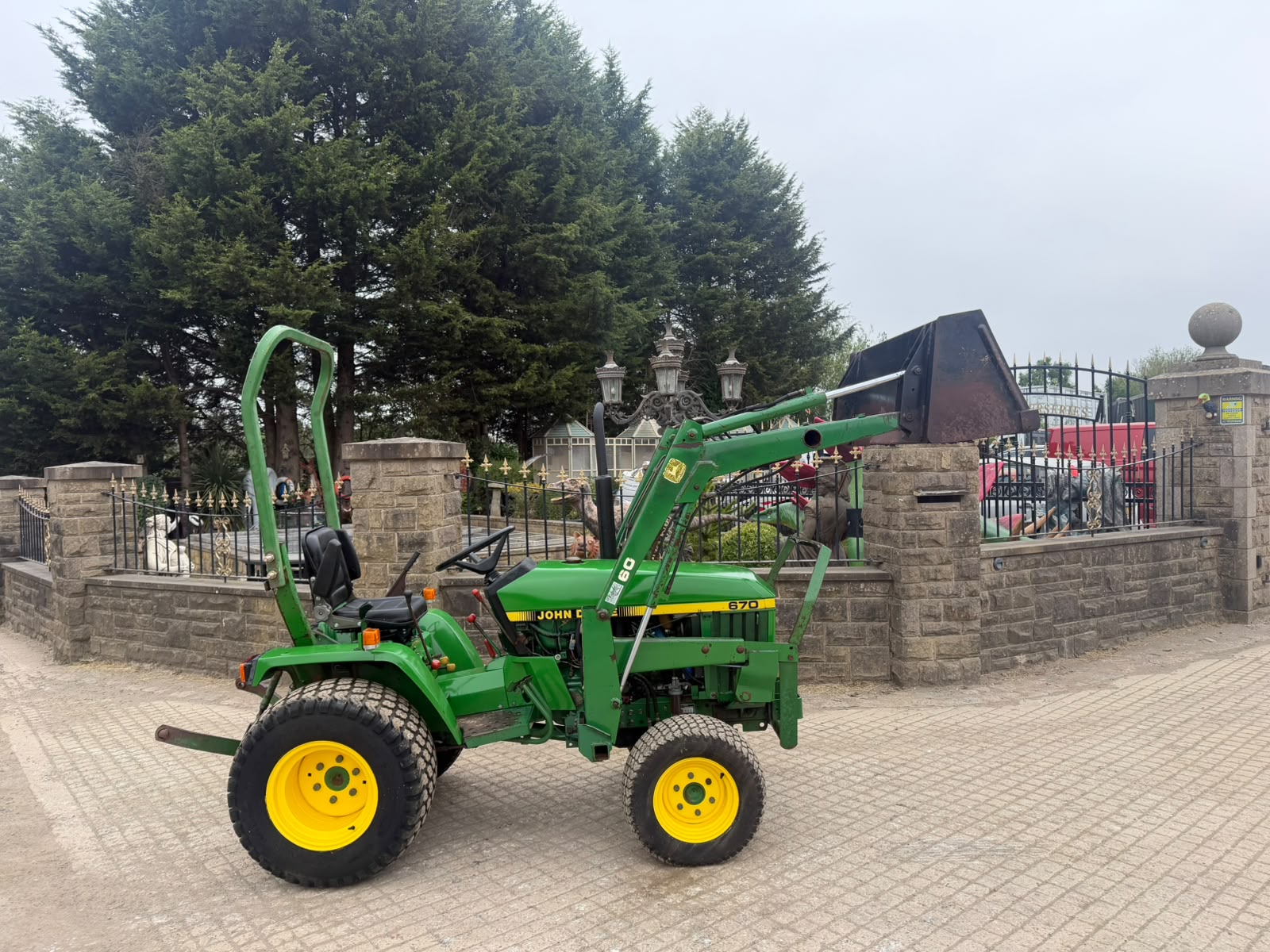 JOHN DEERE 670 4WD COMPACT TRACTOR WITH FRONT LOADER AND BUCKET