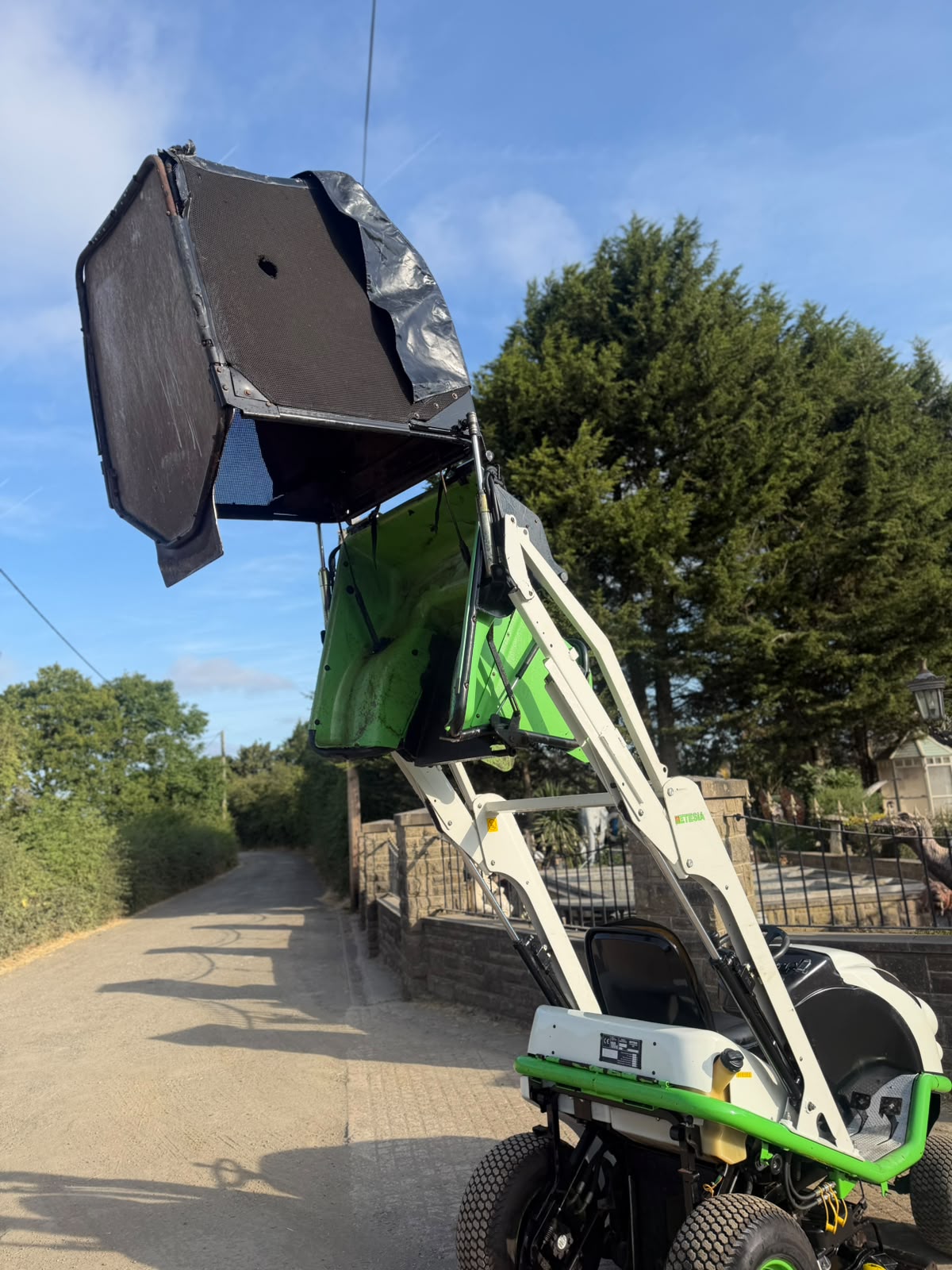ETESIA BLHP HYDRO-100D RIDE ON LAWN MOWER HIGH TIP COLLECTOR mower for sale in Pilsley, Chesterfield — photo 12