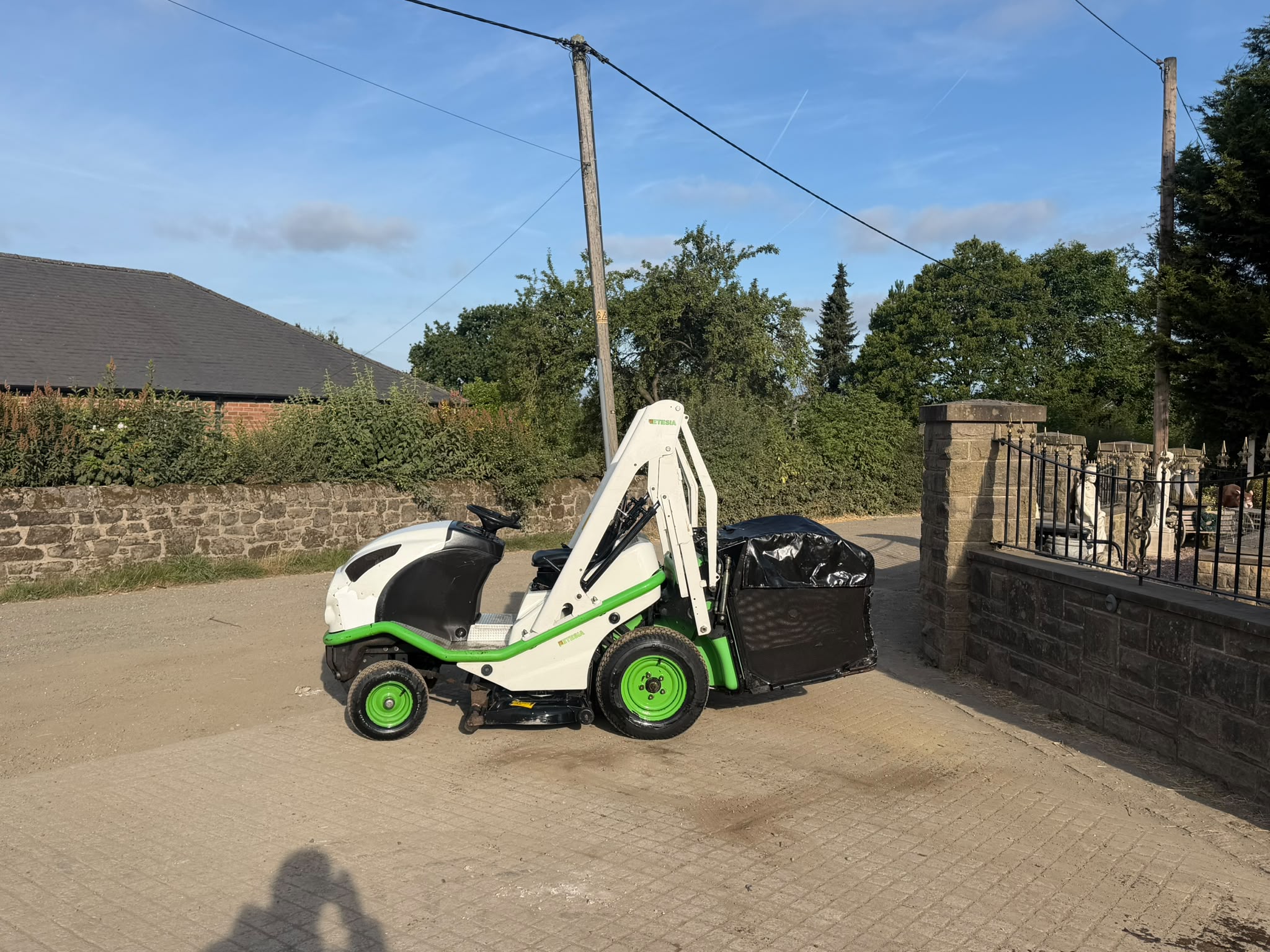 ETESIA BLHP HYDRO-100D RIDE ON LAWN MOWER HIGH TIP COLLECTOR mower for sale in Pilsley, Chesterfield — photo 3