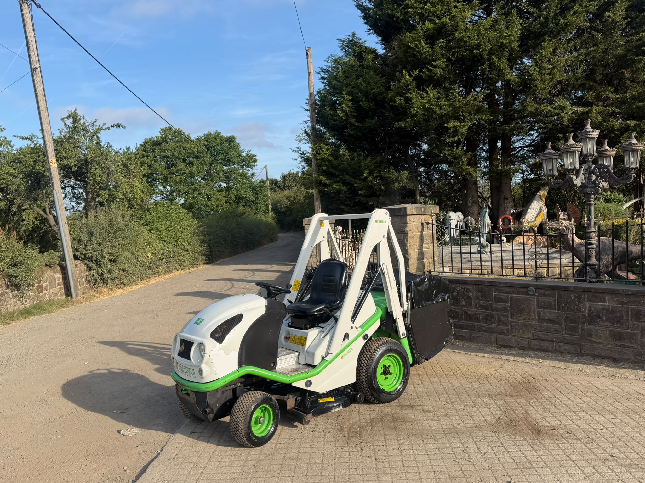 ETESIA BLHP HYDRO-100D RIDE ON LAWN MOWER HIGH TIP COLLECTOR
