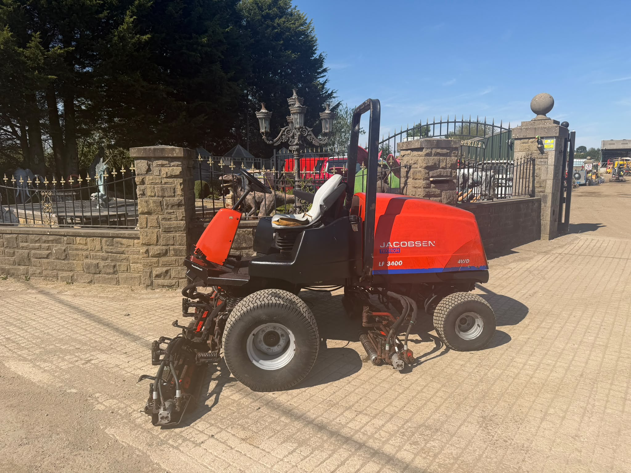 JACOBSEN FAIRWAY LF3400 4WD 5 GANG RIDE ON CYLINDER MOWER mower for sale in Pilsley, Chesterfield — photo 2