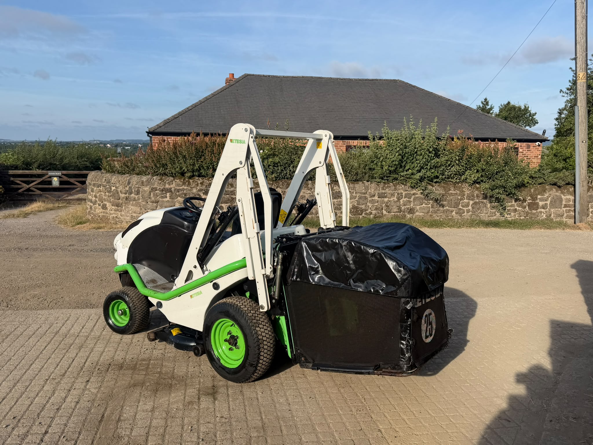 ETESIA BLHP HYDRO-100D RIDE ON LAWN MOWER HIGH TIP COLLECTOR mower for sale in Pilsley, Chesterfield — photo 2