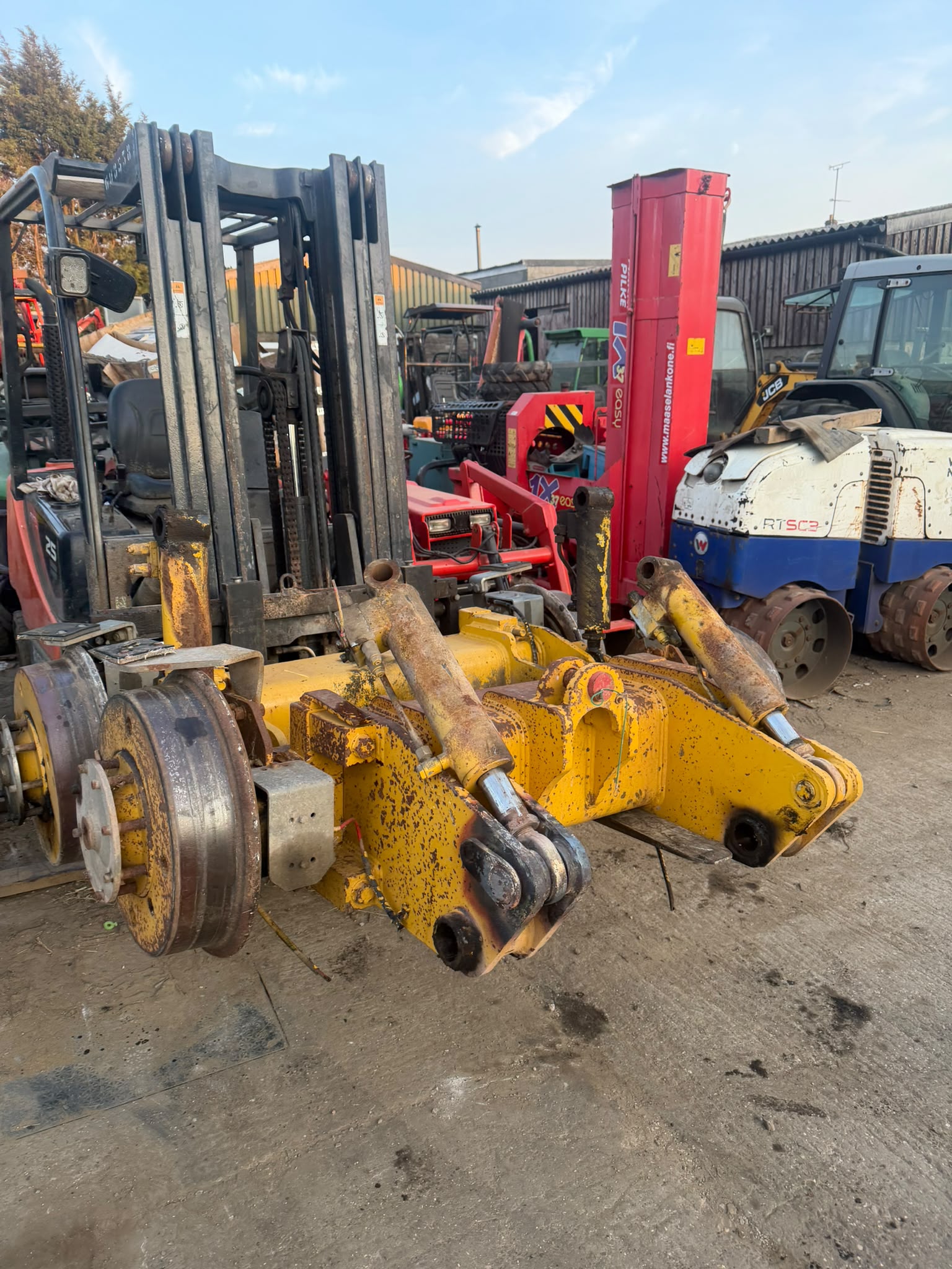 FRONT/REAR HYDRAULIC RAILWAY GEAR