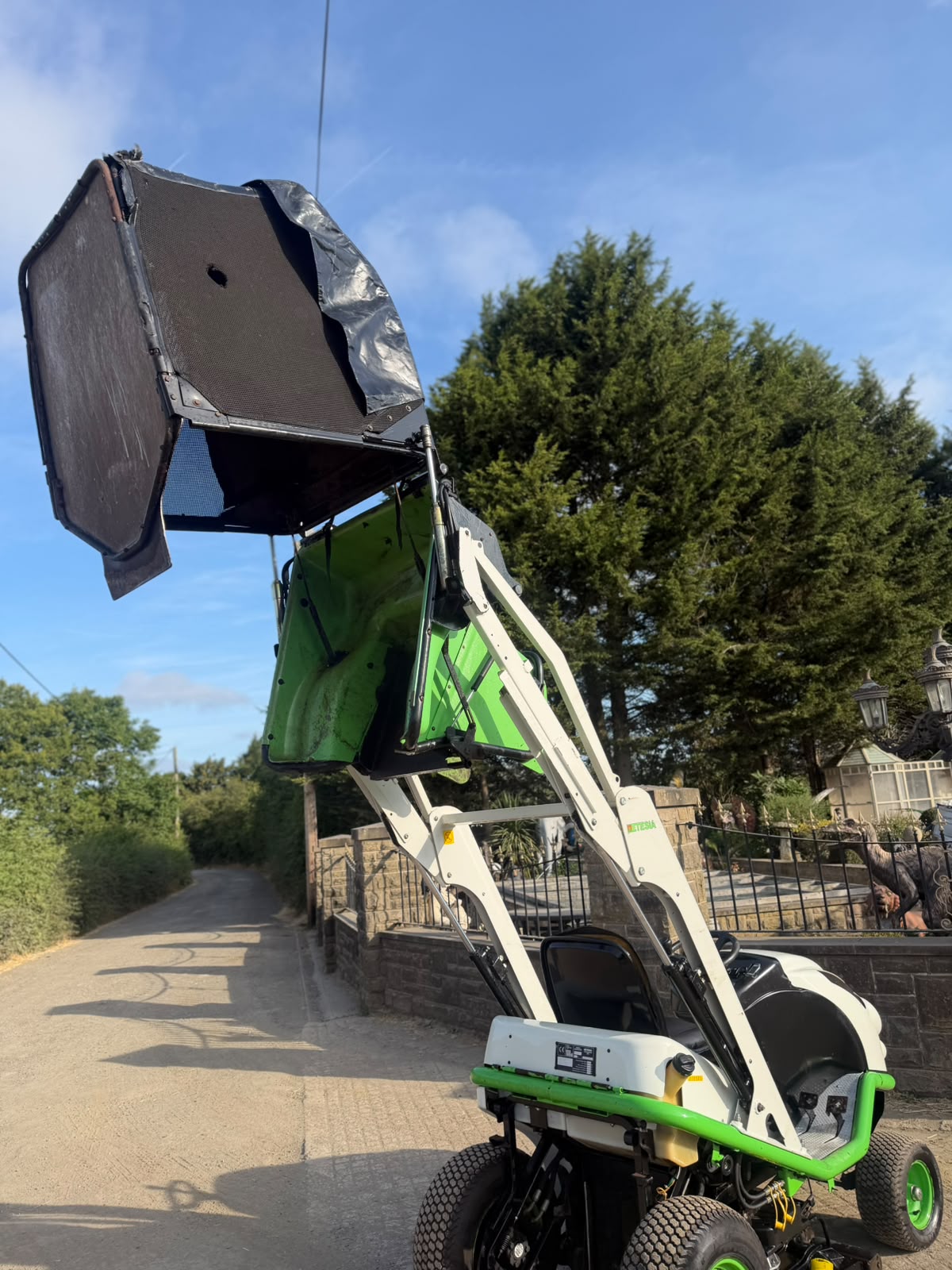 ETESIA BLHP HYDRO-100D RIDE ON LAWN MOWER HIGH TIP COLLECTOR mower for sale in Pilsley, Chesterfield — photo 7