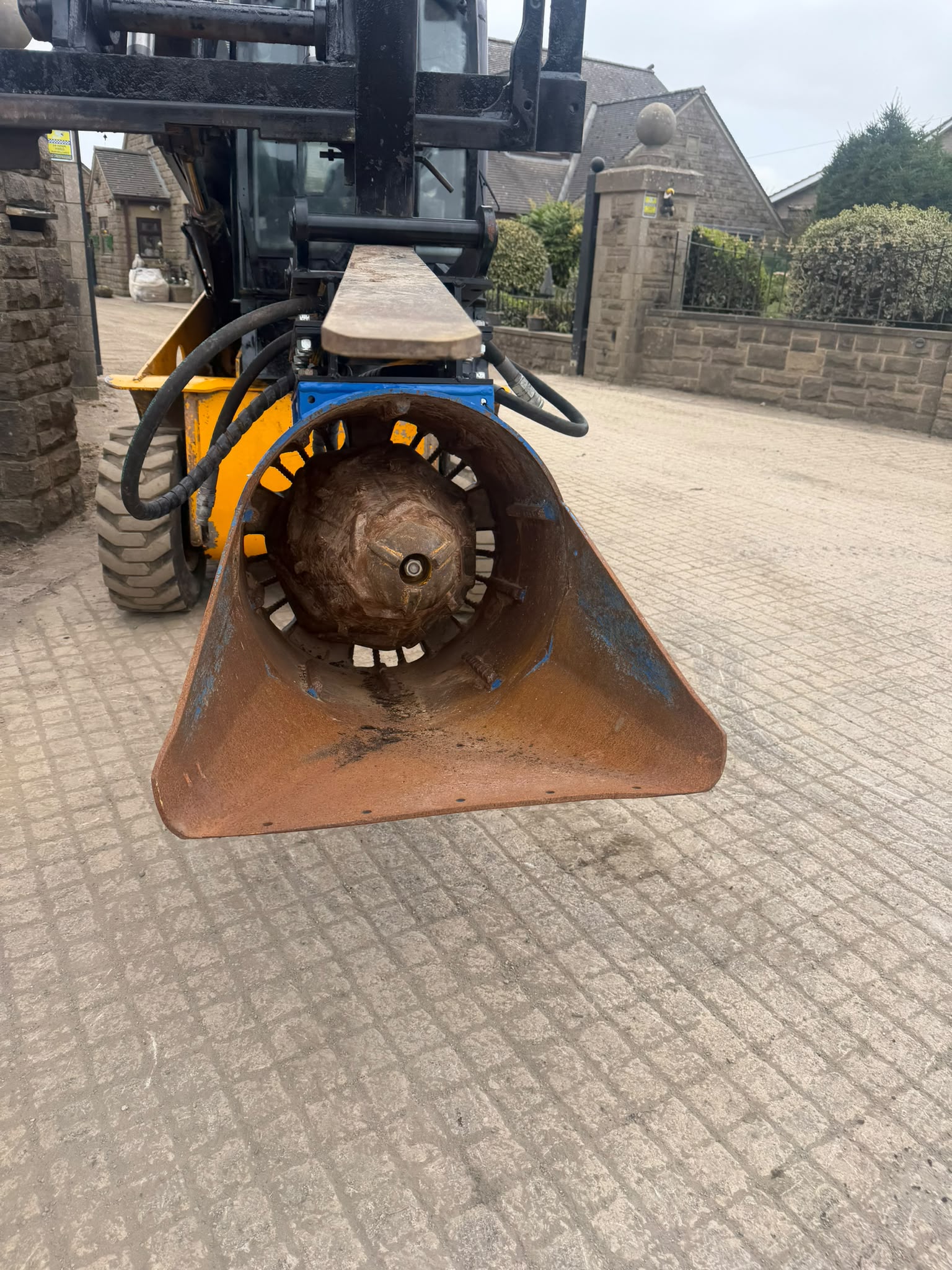 AUGER TORQUE HYDRUALIC EXCAVATOR CONE CRUSHER BUCKET excavator for sale in Pilsley, Chesterfield — photo 4