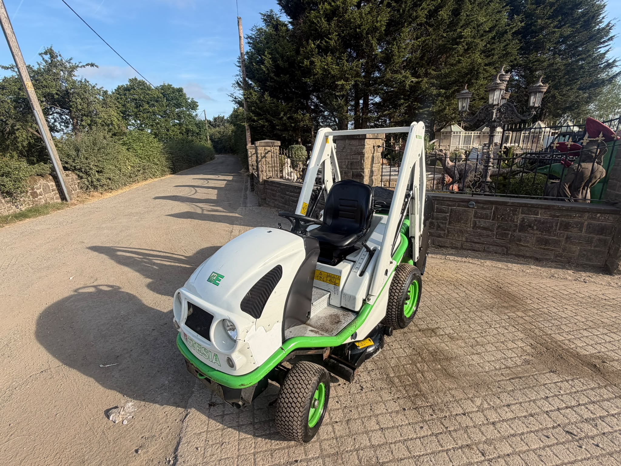 ETESIA BLHP HYDRO-100D RIDE ON LAWN MOWER HIGH TIP COLLECTOR mower for sale in Pilsley, Chesterfield — photo 4