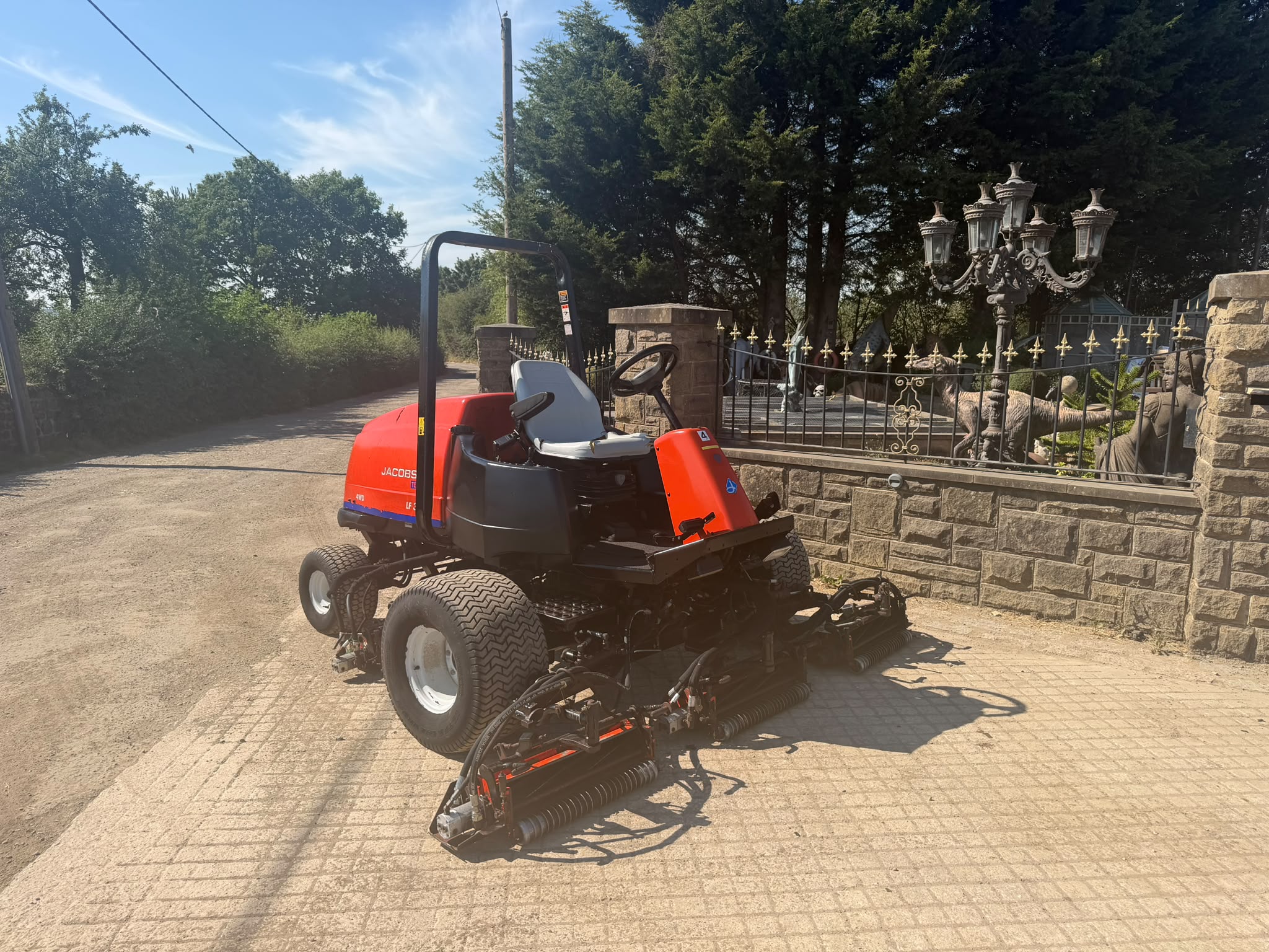 JACOBSEN FAIRWAY LF3400 4WD 5 GANG RIDE ON CYLINDER MOWER mower for sale in Pilsley, Chesterfield — photo 4