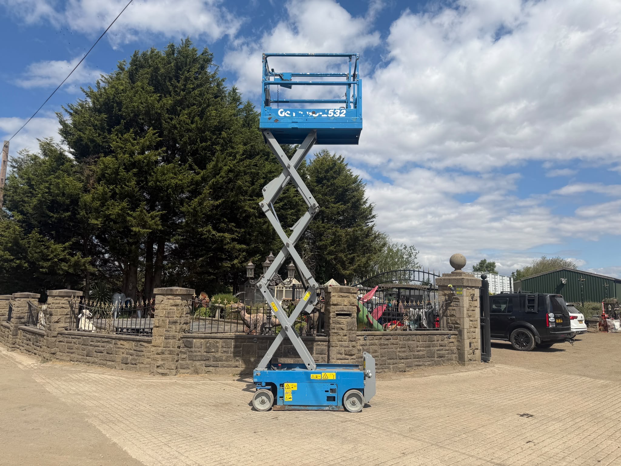 2014 Genie scissor lift for sale in Pilsley, Chesterfield — photo 2
