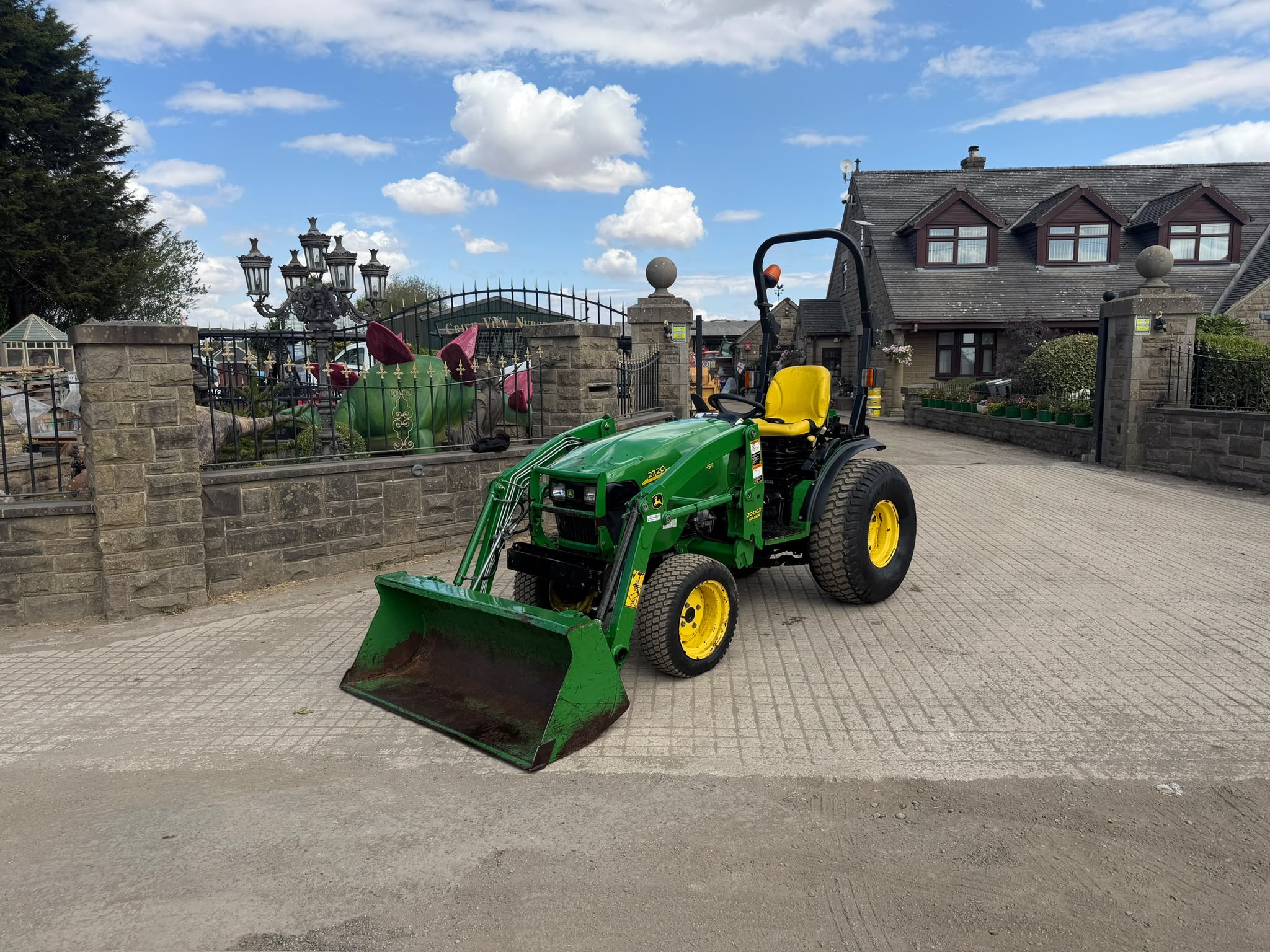 2013 JOHN DEERE 2720 27HP 4WD COMPACT TRACTOR WITH FRONT LOADER AND BUCKET