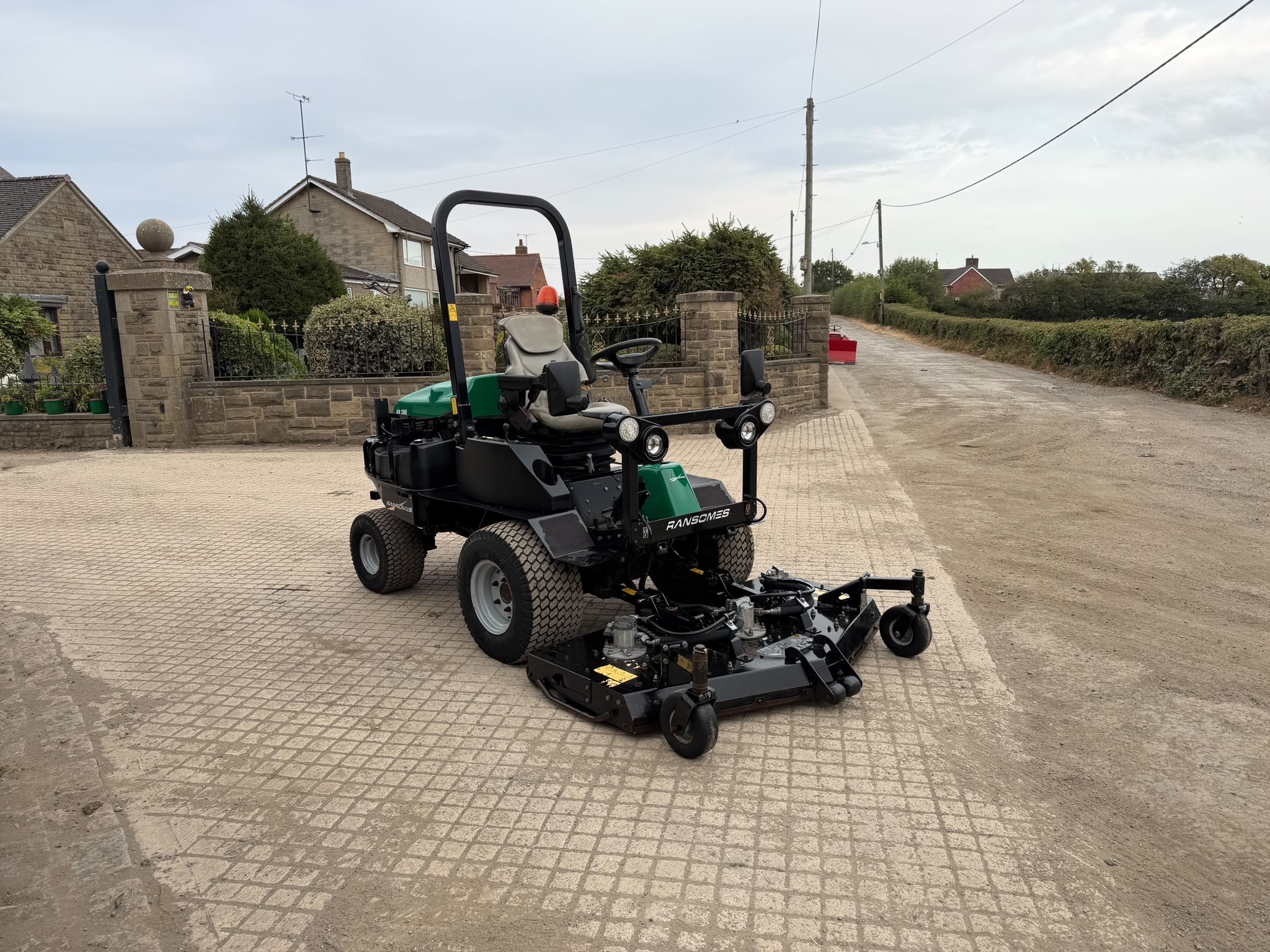 2017 RANSOMES HR300 4WD OUTFRONT RIDE ON MOWER