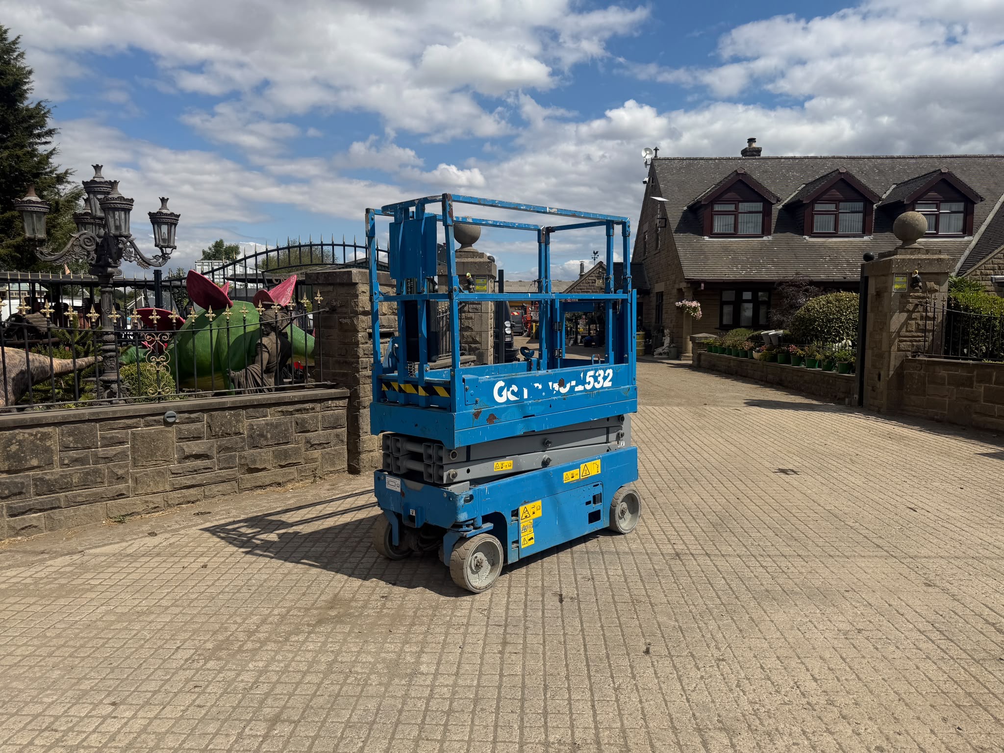 2014 Genie scissor lift for sale in Pilsley, Chesterfield — photo 4