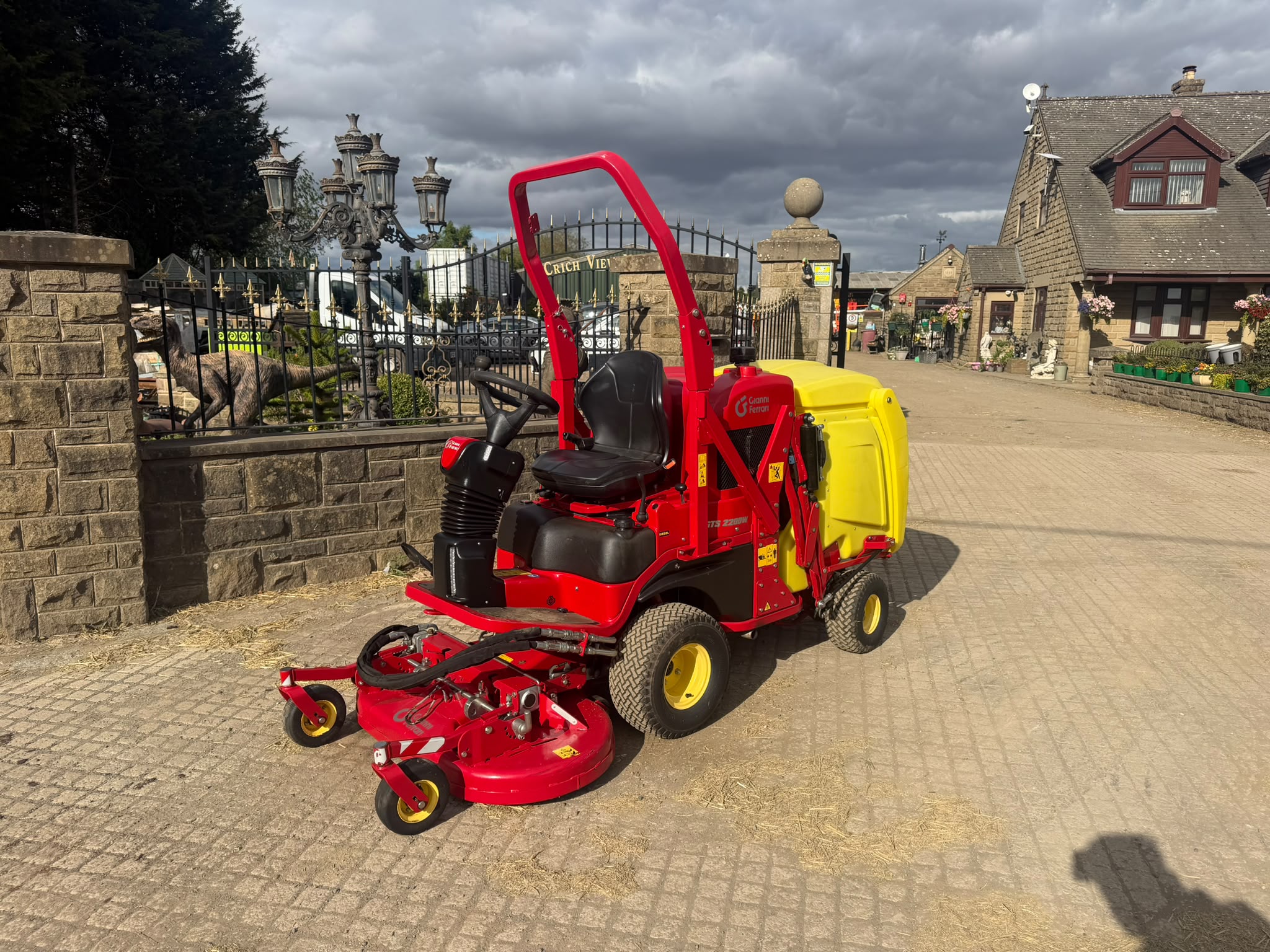 2022/72 GIANNI FERRARI GTS-2200DW 4WD RIDE ON MOWER WITH HIGH TIP COLLECTOR