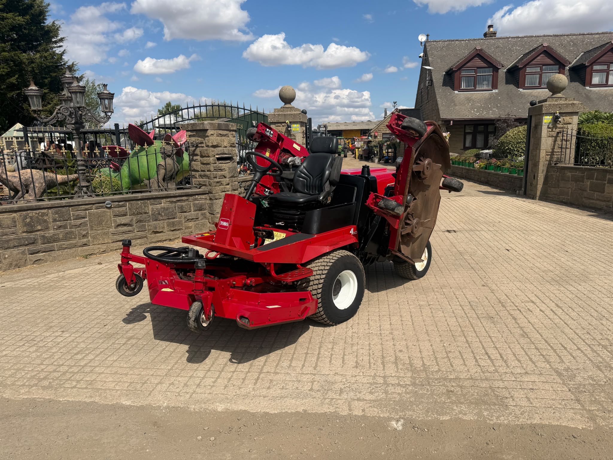 TORO GROUNDSMASTER 4000-D 4WD RIDE ON BATWING MOWER