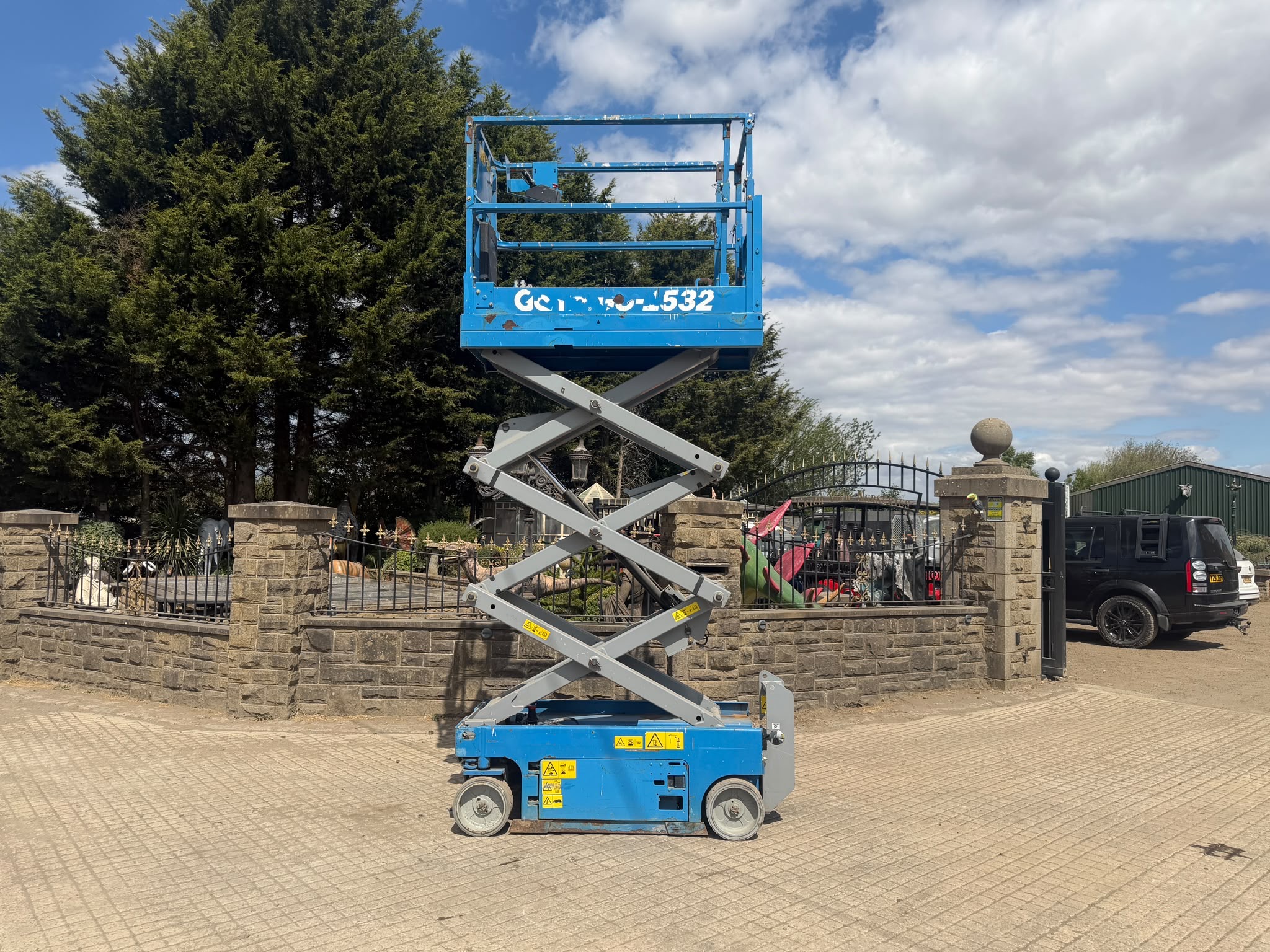 2014 Genie scissor lift for sale in Pilsley, Chesterfield — photo 11