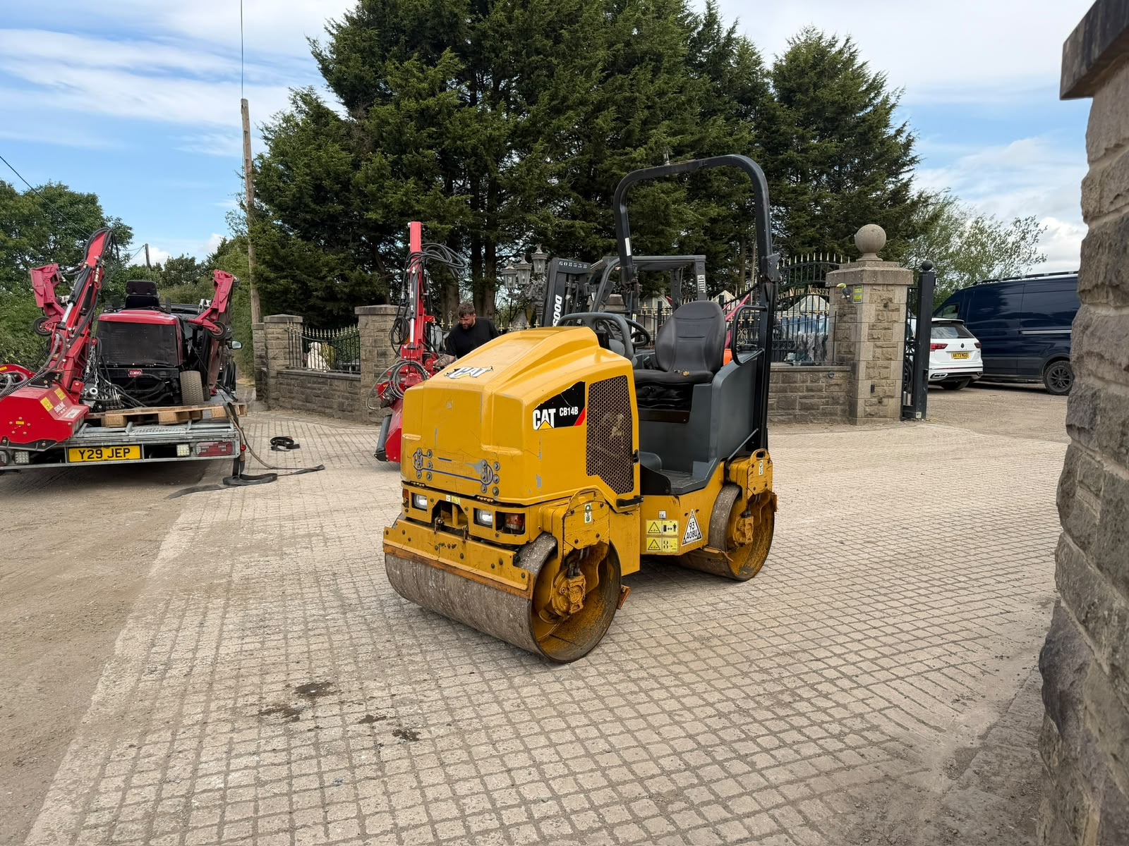 2016 CATERPILLAR CB14B 1000MM DIESEL TWIN DRUM VIBRATING ROLLER