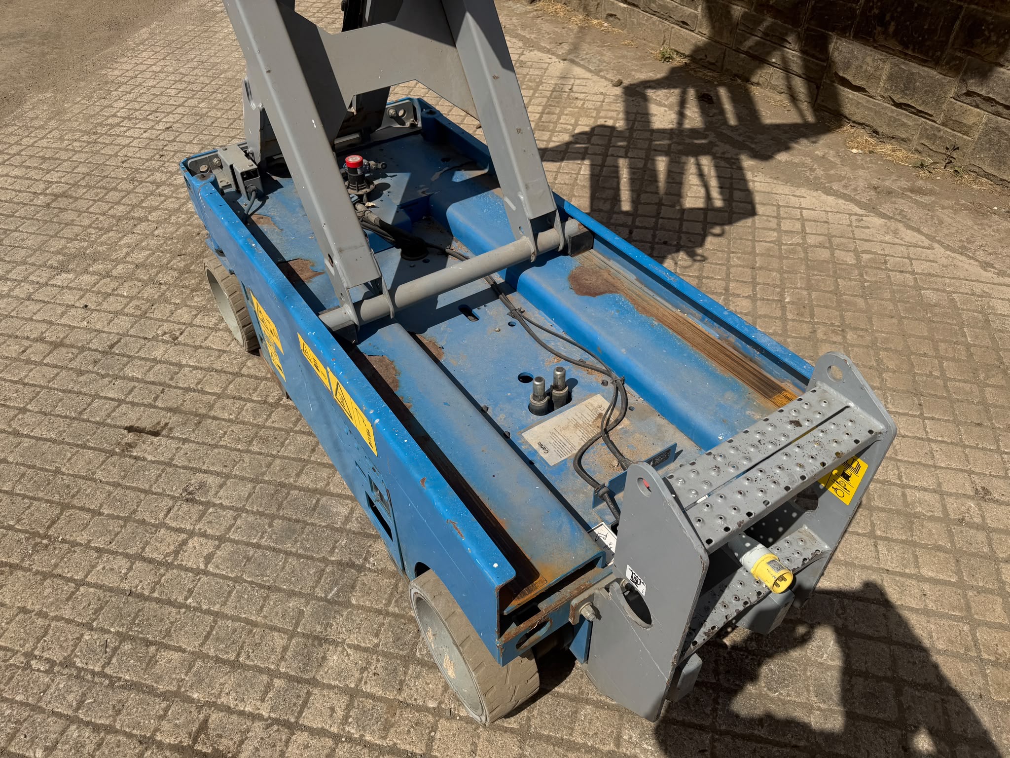 2014 Genie scissor lift for sale in Pilsley, Chesterfield — photo 10