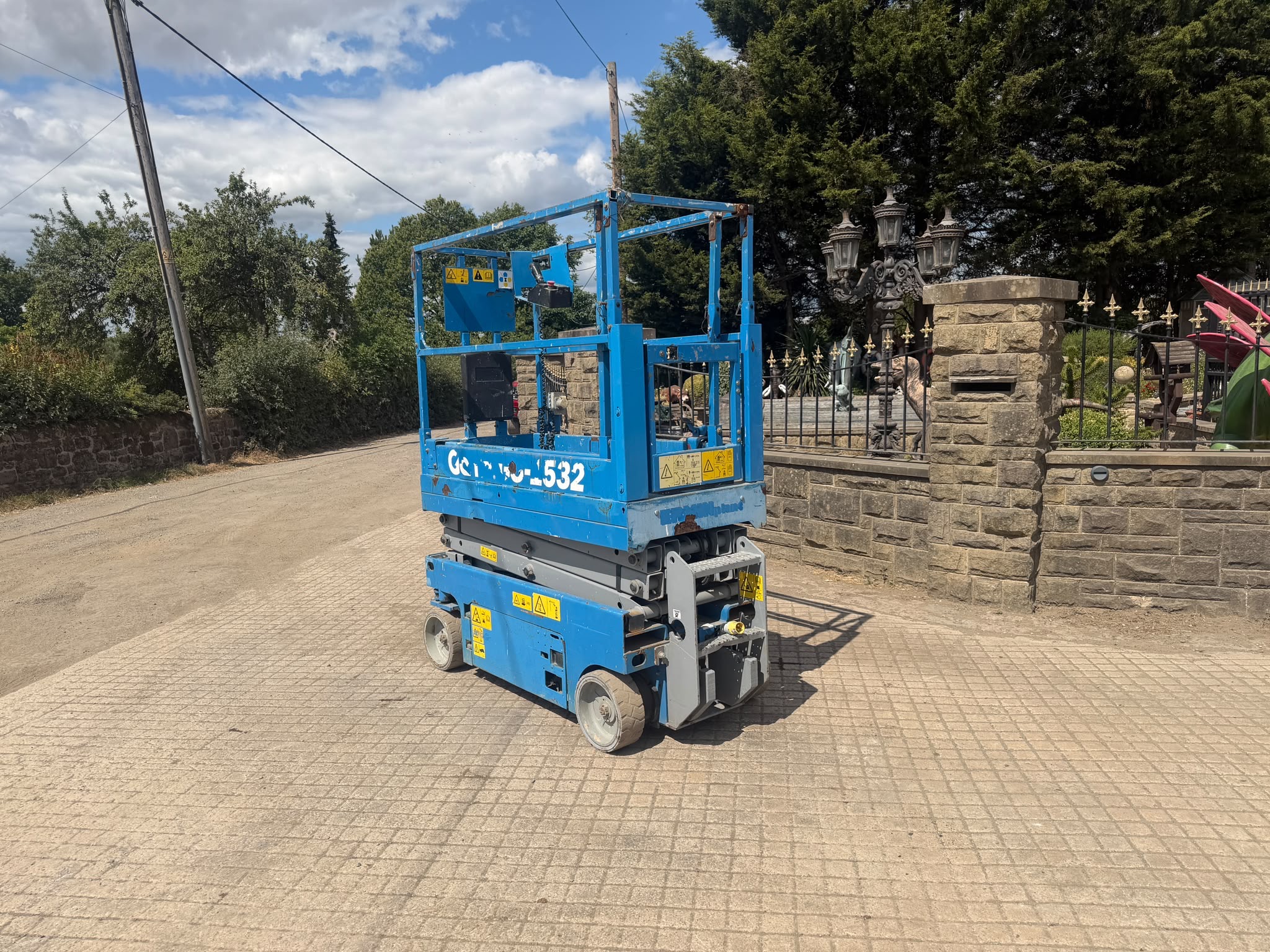2014 Genie scissor lift for sale in Pilsley, Chesterfield — photo 5