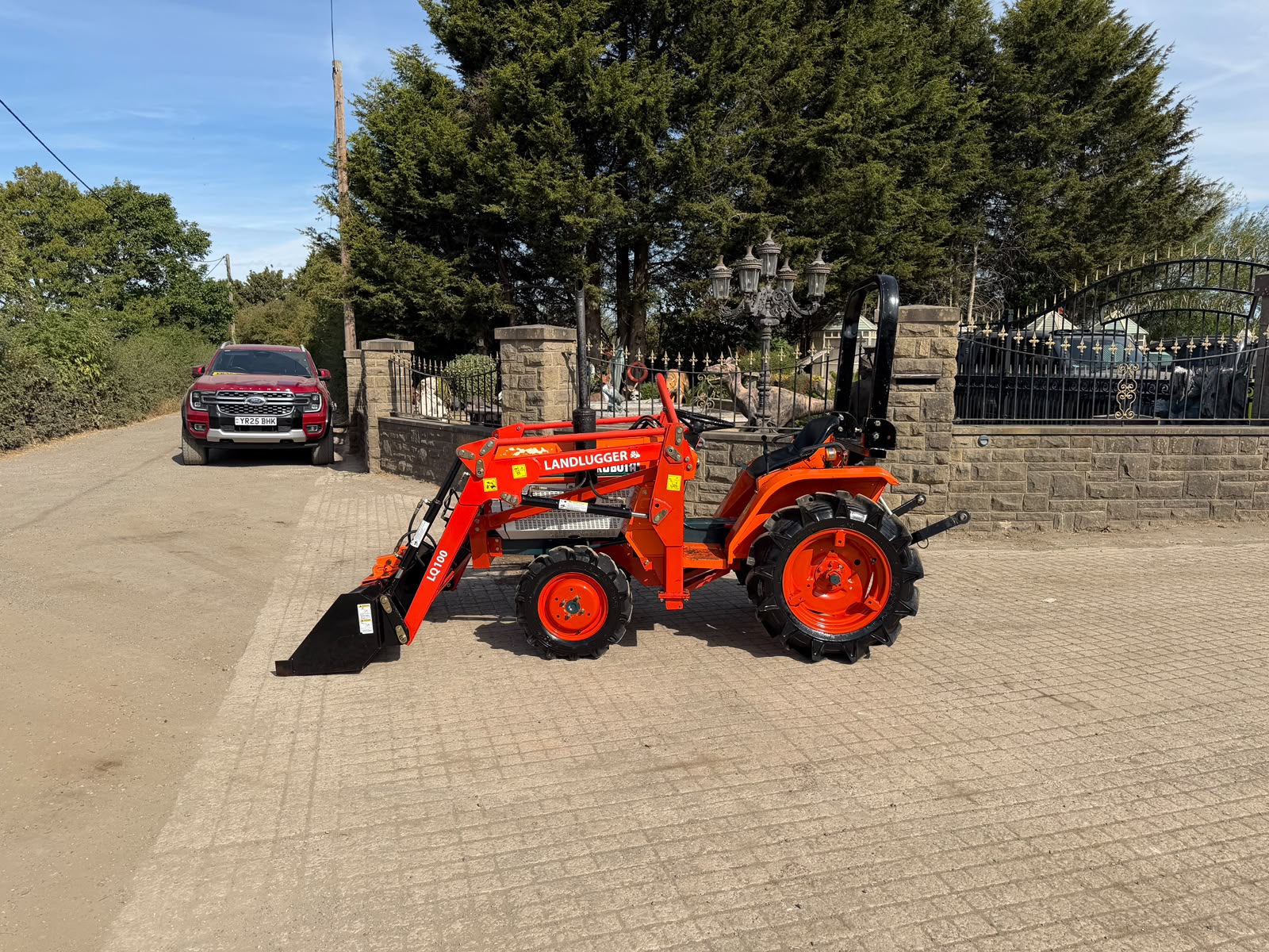 KUBOTA B1502 4WD COMPACT TRACTOR WITH FRONT LOADER AND BUCKET