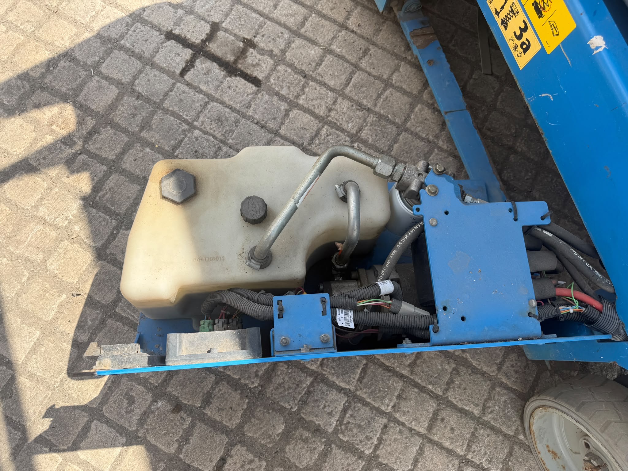 2014 Genie scissor lift for sale in Pilsley, Chesterfield — photo 3