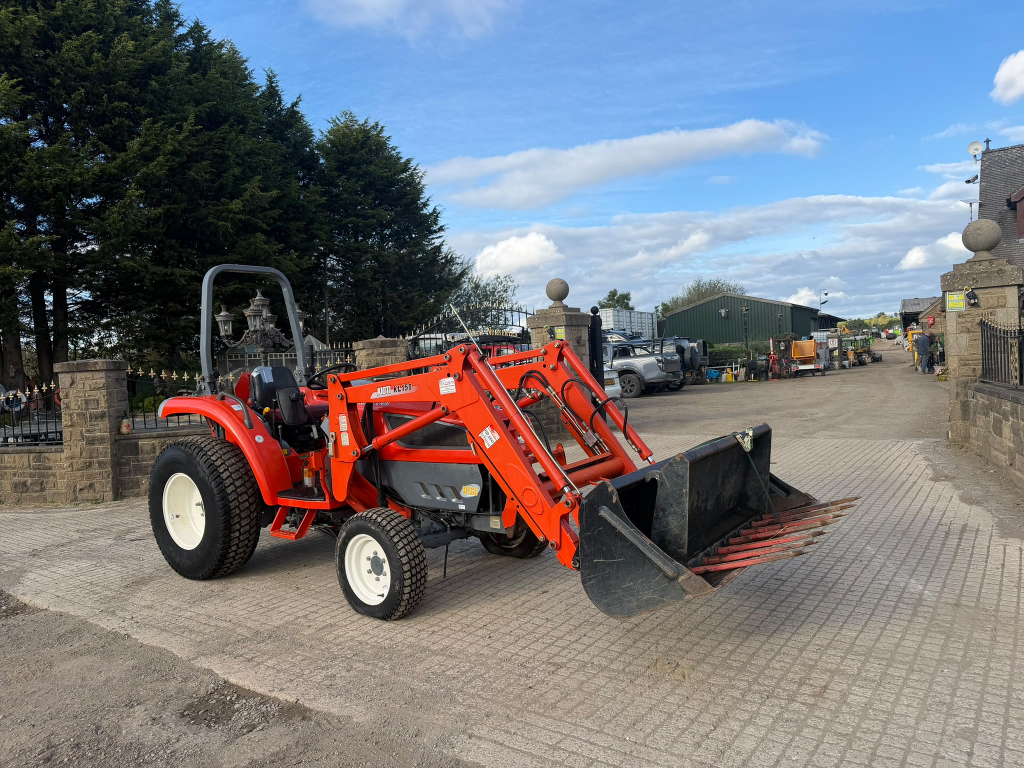 2010 2010/59 KIOTI EX40-HST 40HP 4WD COMPACT TRACTOR WITH LOADER, BUCKET AND BALE SPIKE for sale in Pilsley, Chesterfield