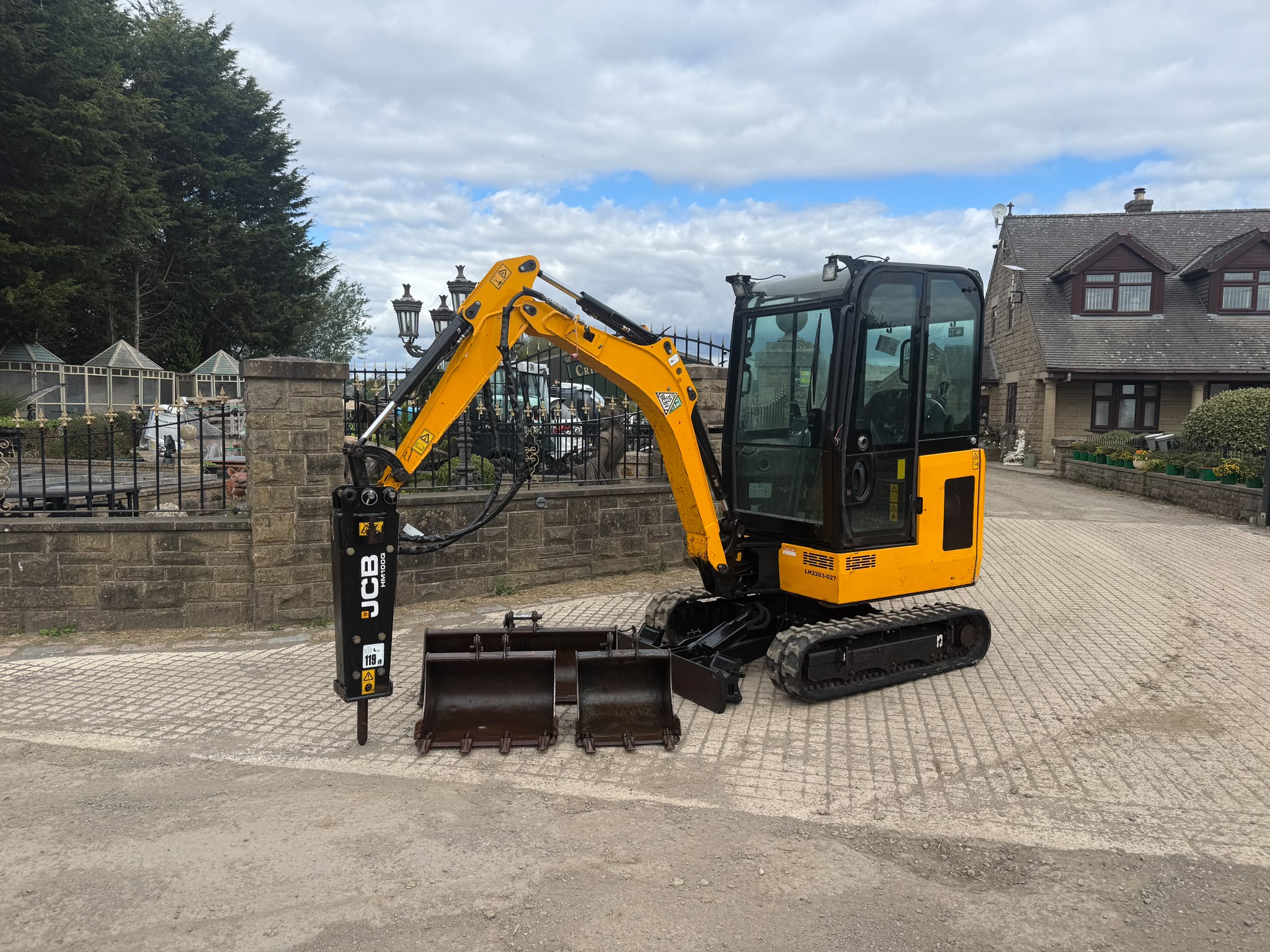 2022 2022 JCB 16C-1 T3 MINI EXCAVATOR WITH X3 BUCKETS AND JCB HM100Q BREAKER BUNDLE! for sale in Pilsley, Chesterfield