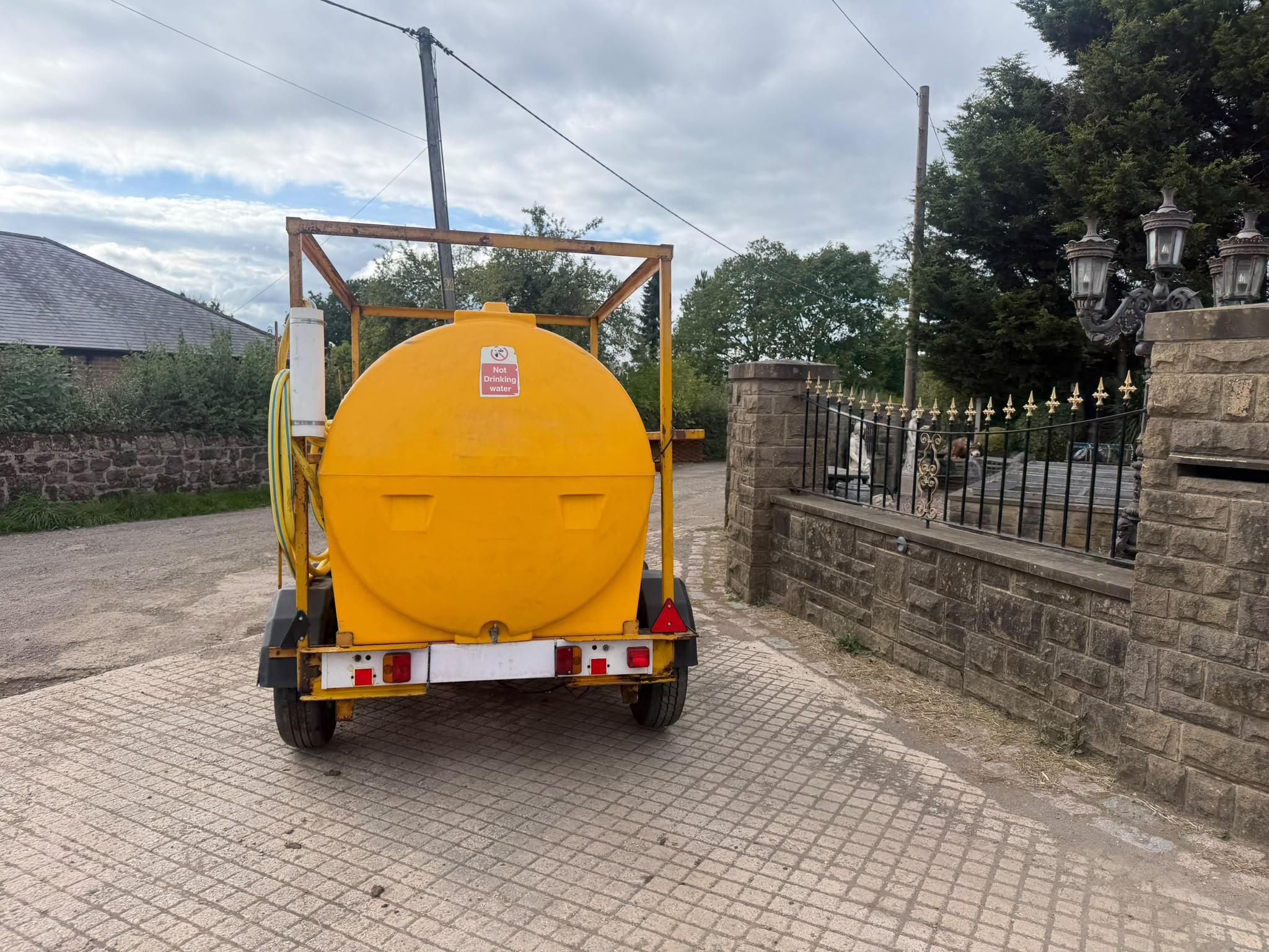 TRAILER ENGINEERING 2000LTR TWIN AXLE WATER BOWSER TRAILER WITH WATER PUMP trailer for sale in Pilsley, Chesterfield — photo 4
