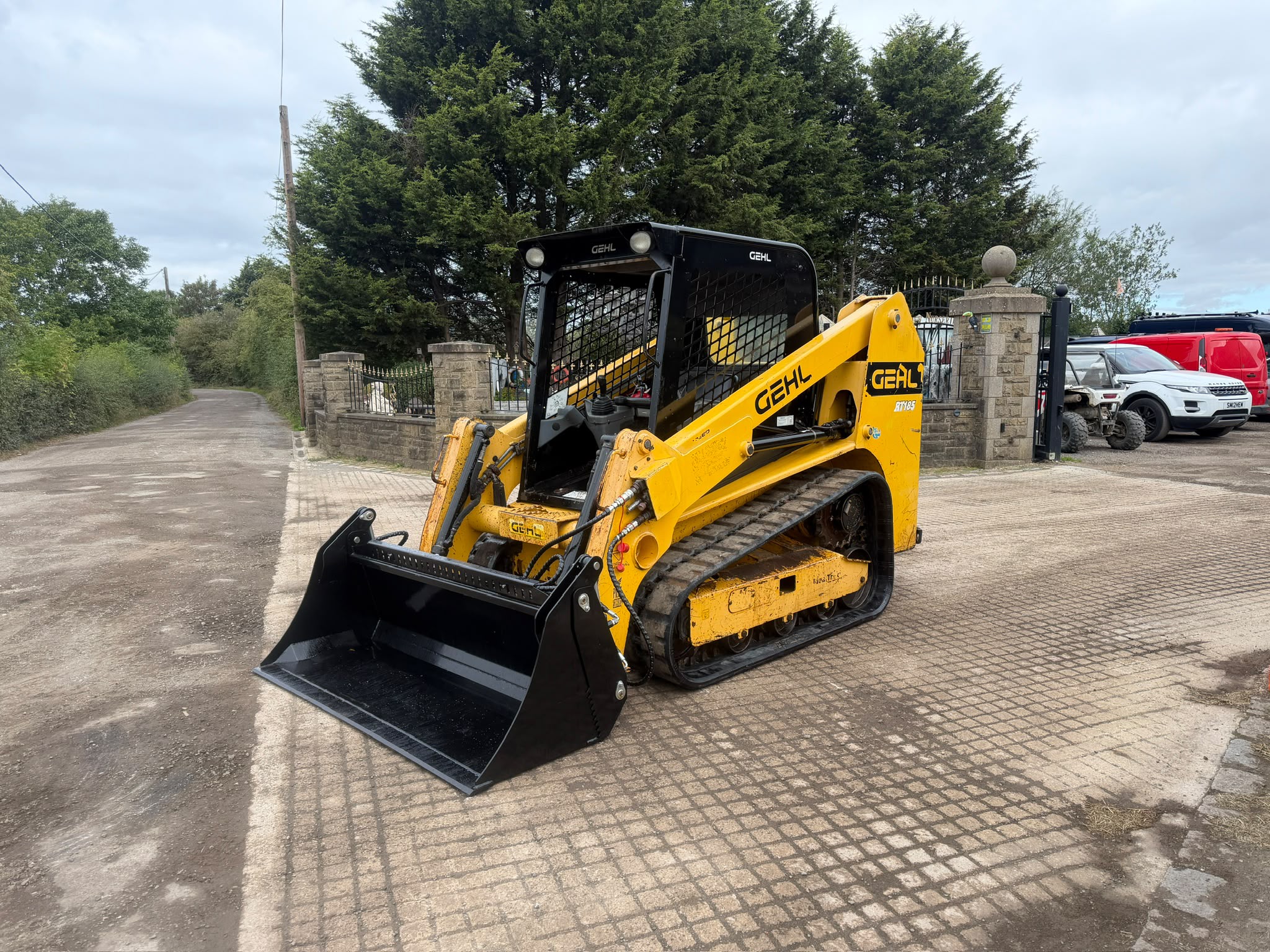2020 GEHL RT185 TRACKED SKIDSTEER LOADER W/ NEW 72” 4 IN 1 BUCKET