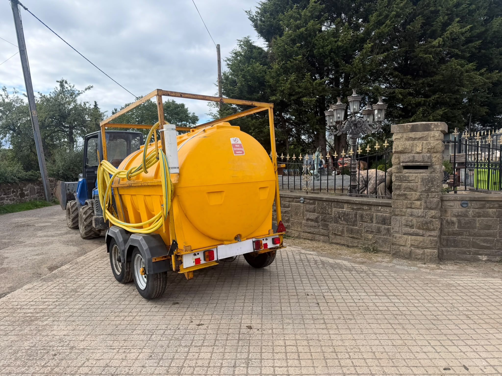 TRAILER ENGINEERING 2000LTR TWIN AXLE WATER BOWSER TRAILER WITH WATER PUMP trailer for sale in Pilsley, Chesterfield — photo 2