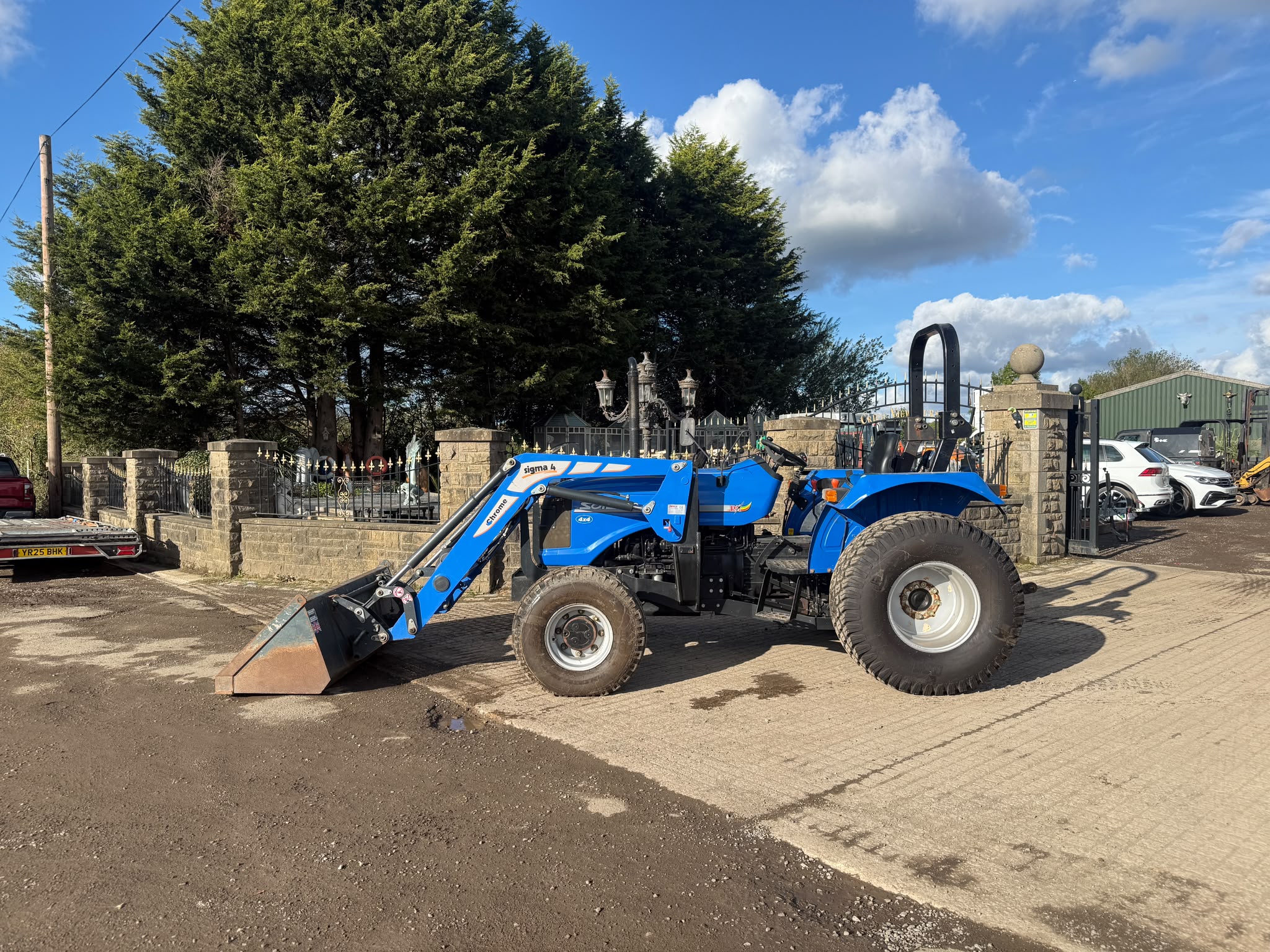2017 SOLIS 50 50HP 4WD COMPACT TRACTOR W/ FRONT LOADER AND BUCKET